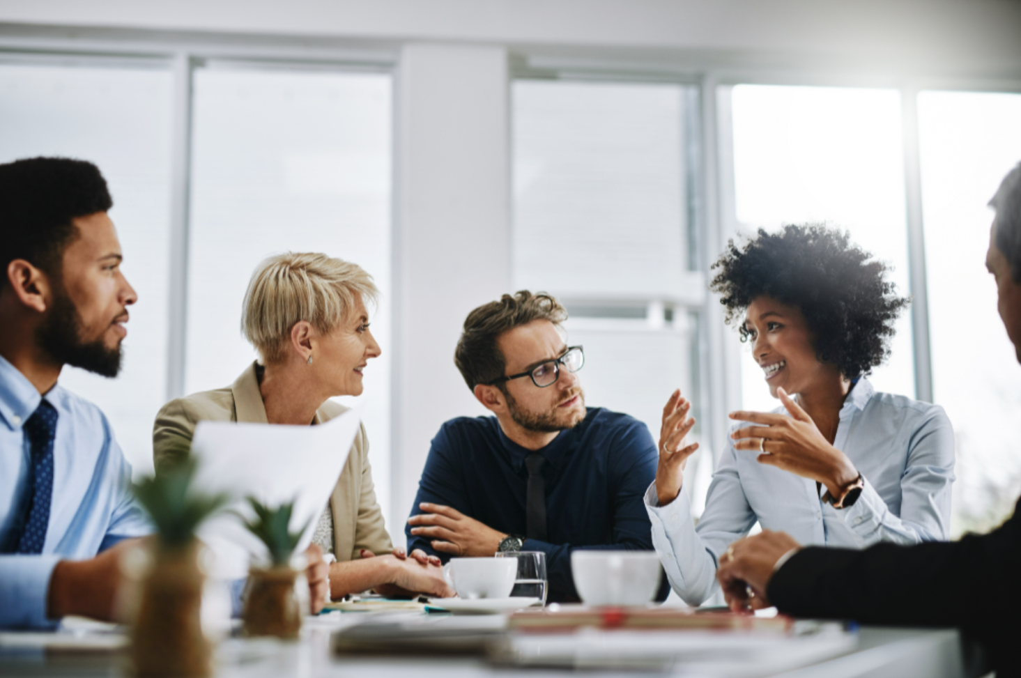 Ein engagiertes Team im Gespräch – Zusammenarbeit und Innovation im Fokus. Ein engagiertes Team im Gespräch – Zusammenarbeit und Innovation im Fokus.