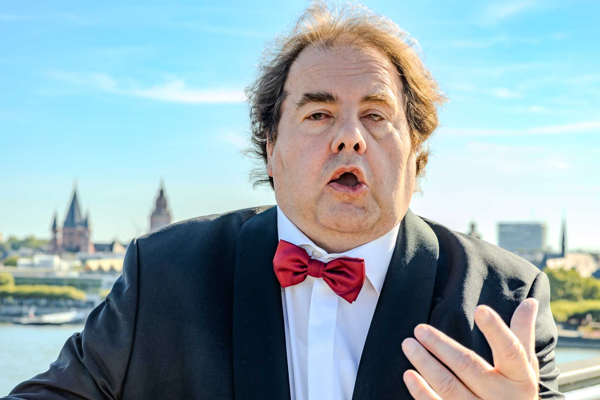 Tenor Herbert Wüscher an der Mainzer Brücke (Die Bildrechte liegen bei dem Verfasser der Mitteilung.) Tenor Herbert Wüscher an der Mainzer Brücke (Die Bildrechte liegen bei dem Verfasser der Mitteilung.)