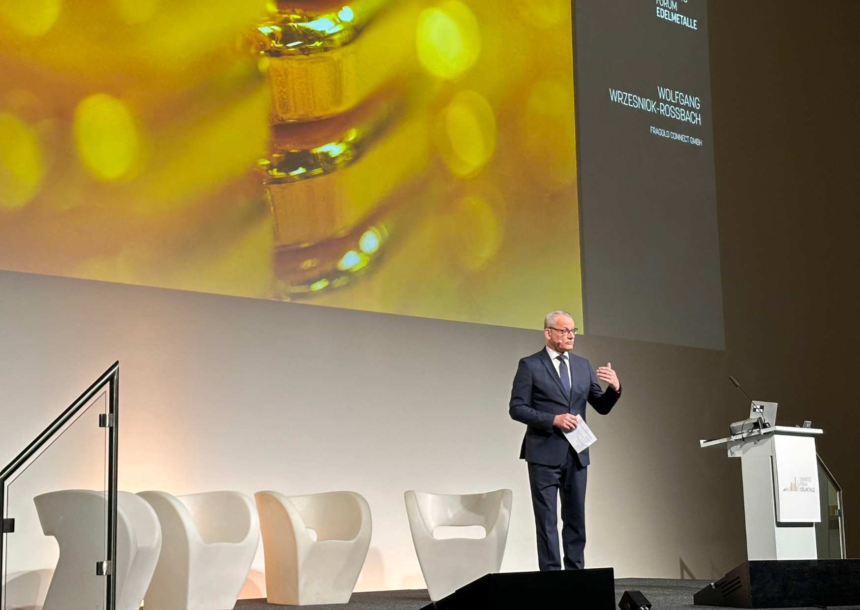Veranstalter Wolfgang Wrzesniok-Roßbach begrüßte hochrangige Experten auf dem ZukunftsForum. (Bildquelle: @ZukunftsForum Edelmetalle) Veranstalter Wolfgang Wrzesniok-Roßbach begrüßte hochrangige Experten auf dem ZukunftsForum. (Bildquelle: @ZukunftsForum Edelmetalle)