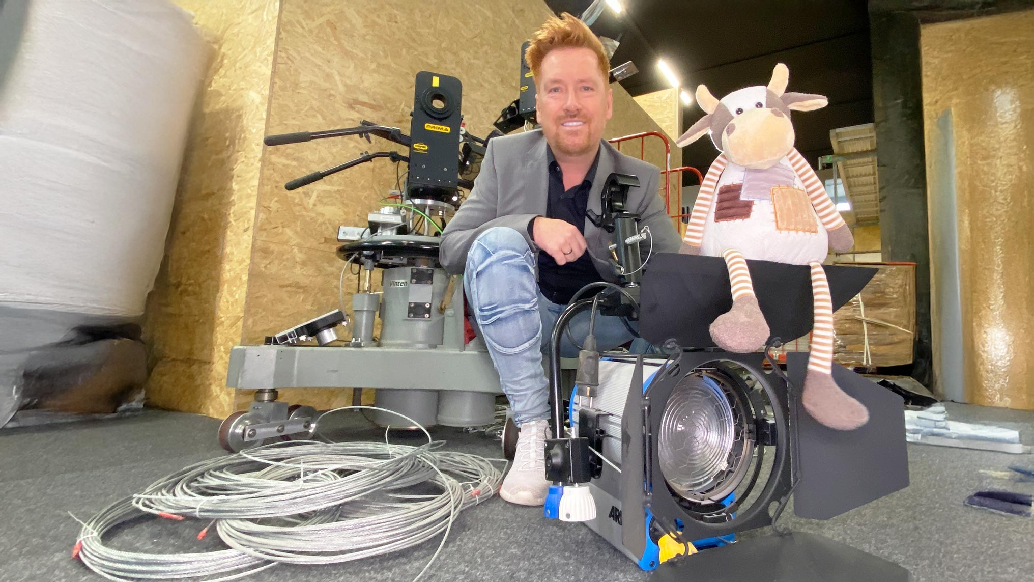 Geschäftsführer Kay Zimmer mit"Trude Kuh" auf der Baustelle im neuen TV-Studio. (Die Bildrechte liegen bei dem Verfasser der Mitteilung.)