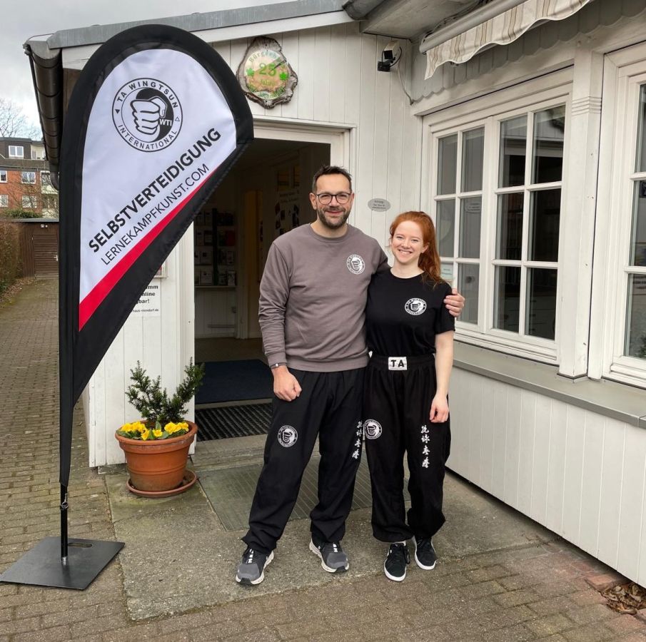 TA WingTsun in Hamburg-Niendorf mit Michael Kos und Vivien Schlemminger im Bürgerhaus für Niendorf (© TA WingTsun Hamburg) TA WingTsun in Hamburg-Niendorf mit Michael Kos und Vivien Schlemminger im Bürgerhaus für Niendorf (© TA WingTsun Hamburg)
