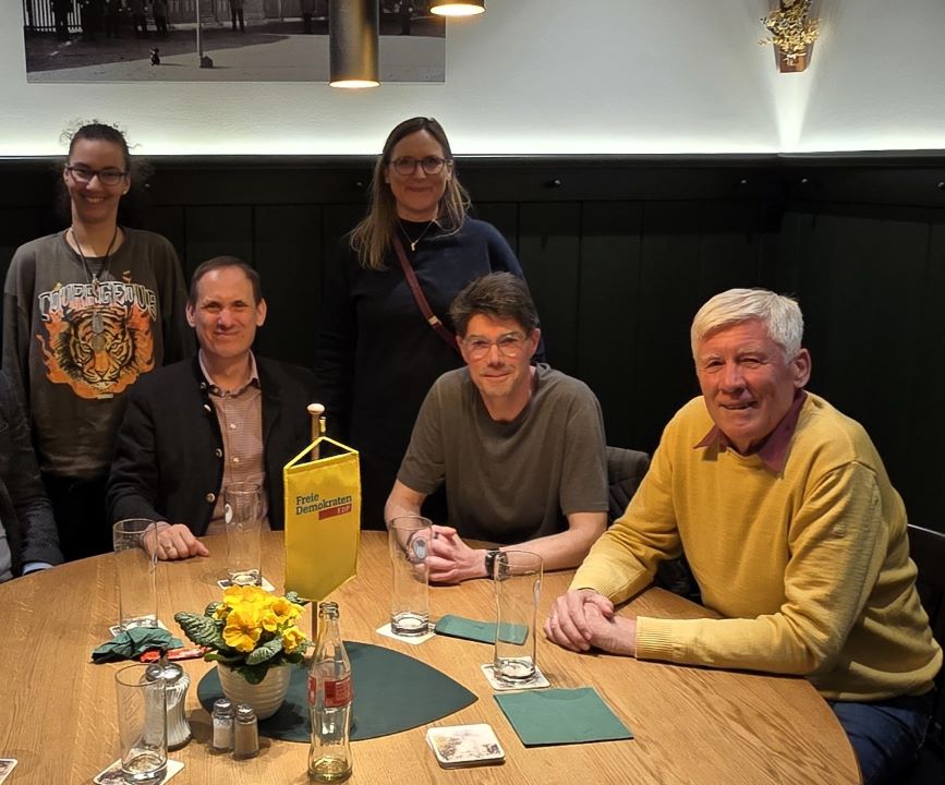 Die Neuverschuldung des Bundes war zentrales Thema am liberalen Frühjahrsstammtisch in Haar. Die Neuverschuldung des Bundes war zentrales Thema am liberalen Frühjahrsstammtisch in Haar.