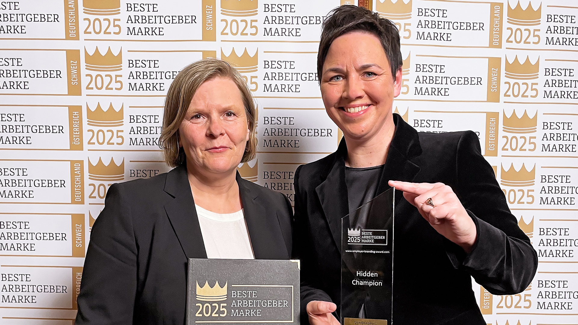 Sabine Müller (links) und Dr. Alexandra Krone gemeinsam bei der Preisverleihung. (Bildquelle: GAMOMAT Development GmbH) Sabine Müller (links) und Dr. Alexandra Krone gemeinsam bei der Preisverleihung. (Bildquelle: GAMOMAT Development GmbH)