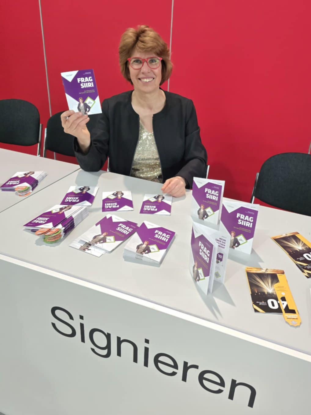 Siiri Seraphin signiert ihr Buch (Die Bildrechte liegen bei dem Verfasser der Mitteilung.)