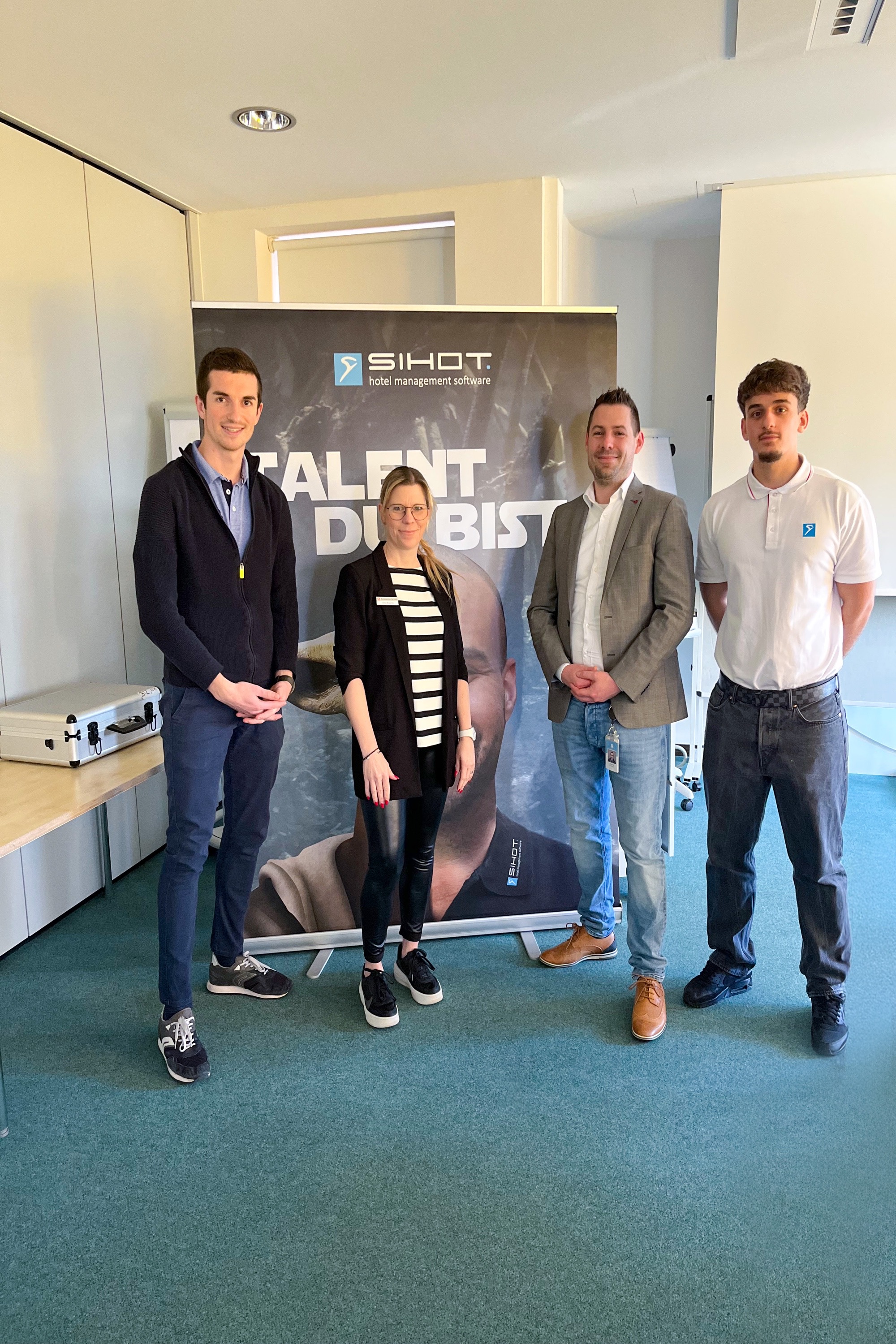Yannik Eiler (Jobcenter), Britta Brauchler (Arbeitgeberservice), Marcel Vogt (SIHOT Gruppe), Erjon Bujupi (SIHOT Gruppe). Yannik Eiler (Jobcenter), Britta Brauchler (Arbeitgeberservice), Marcel Vogt (SIHOT Gruppe), Erjon Bujupi (SIHOT Gruppe).