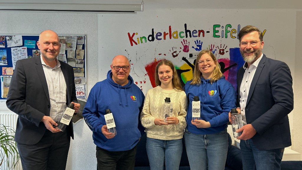 Gemeinsam bei derÜbergabe der neuen Trinkflaschen (Bildquelle: Foto: Westenergie AG / Leonie Fürmeyer) Gemeinsam bei derÜbergabe der neuen Trinkflaschen (Bildquelle: Foto: Westenergie AG / Leonie Fürmeyer)