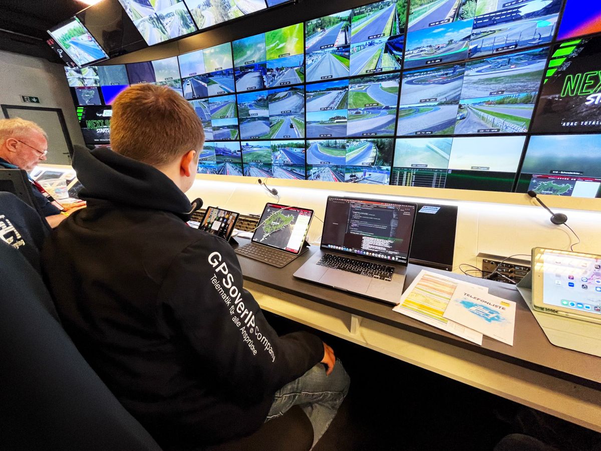 Race Control am Nürburgring: Hier wird der Rennbetrieb überwacht und Gefahren frühzeitig erkannt. (© GPSoverIP) Race Control am Nürburgring: Hier wird der Rennbetrieb überwacht und Gefahren frühzeitig erkannt. (© GPSoverIP)