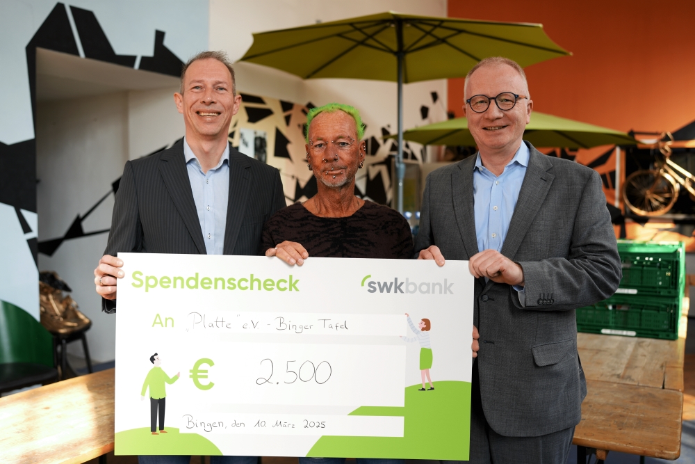v.l.n.r. Heiko Thiel, SWK Bank, Ralf Blümlein, Binger Tafel, Heiko Stabel, SWK Bank, Foto: SWK Bank 