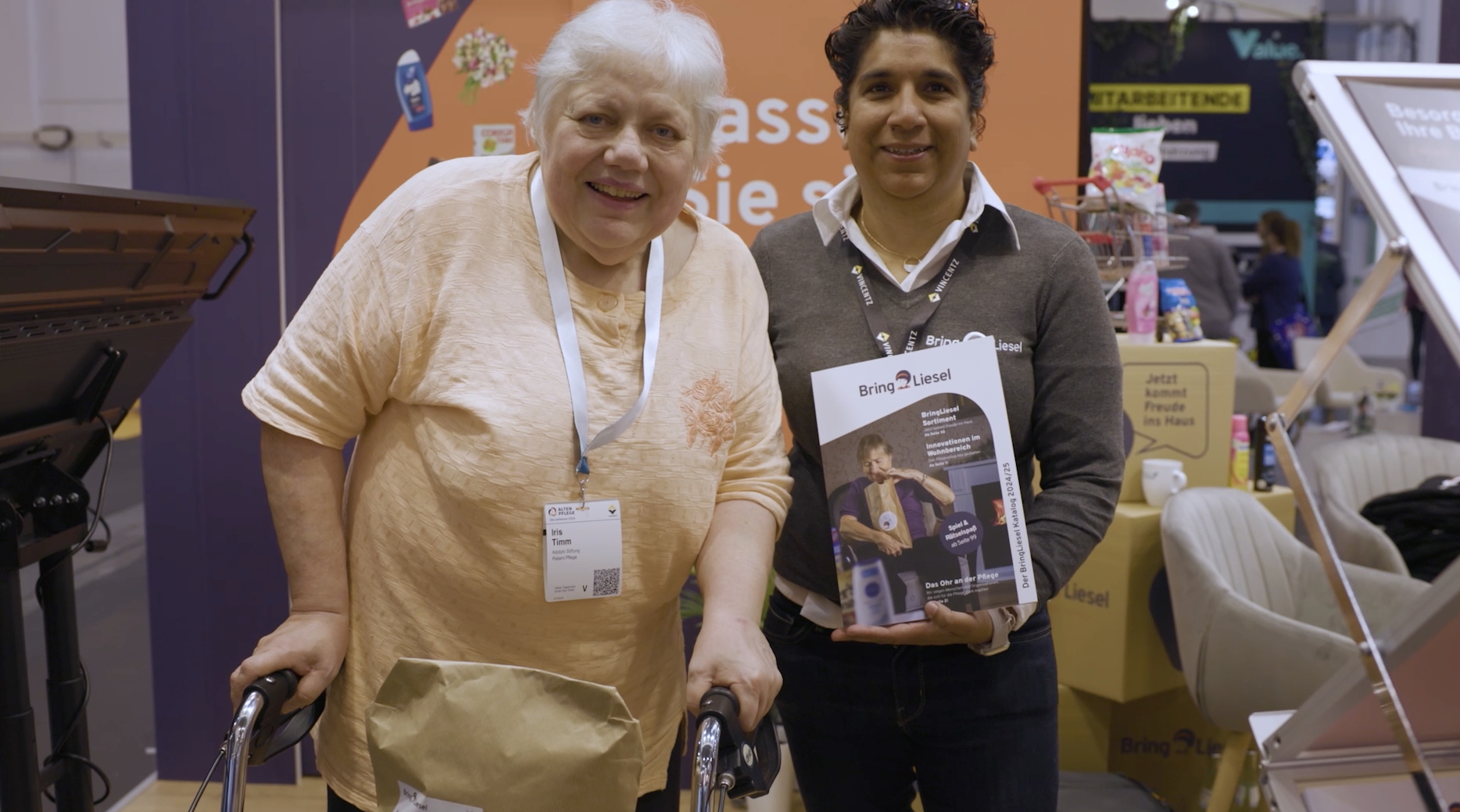 Diese Senior*in freut sich über den Besuch der Altenpflegemesse 2024