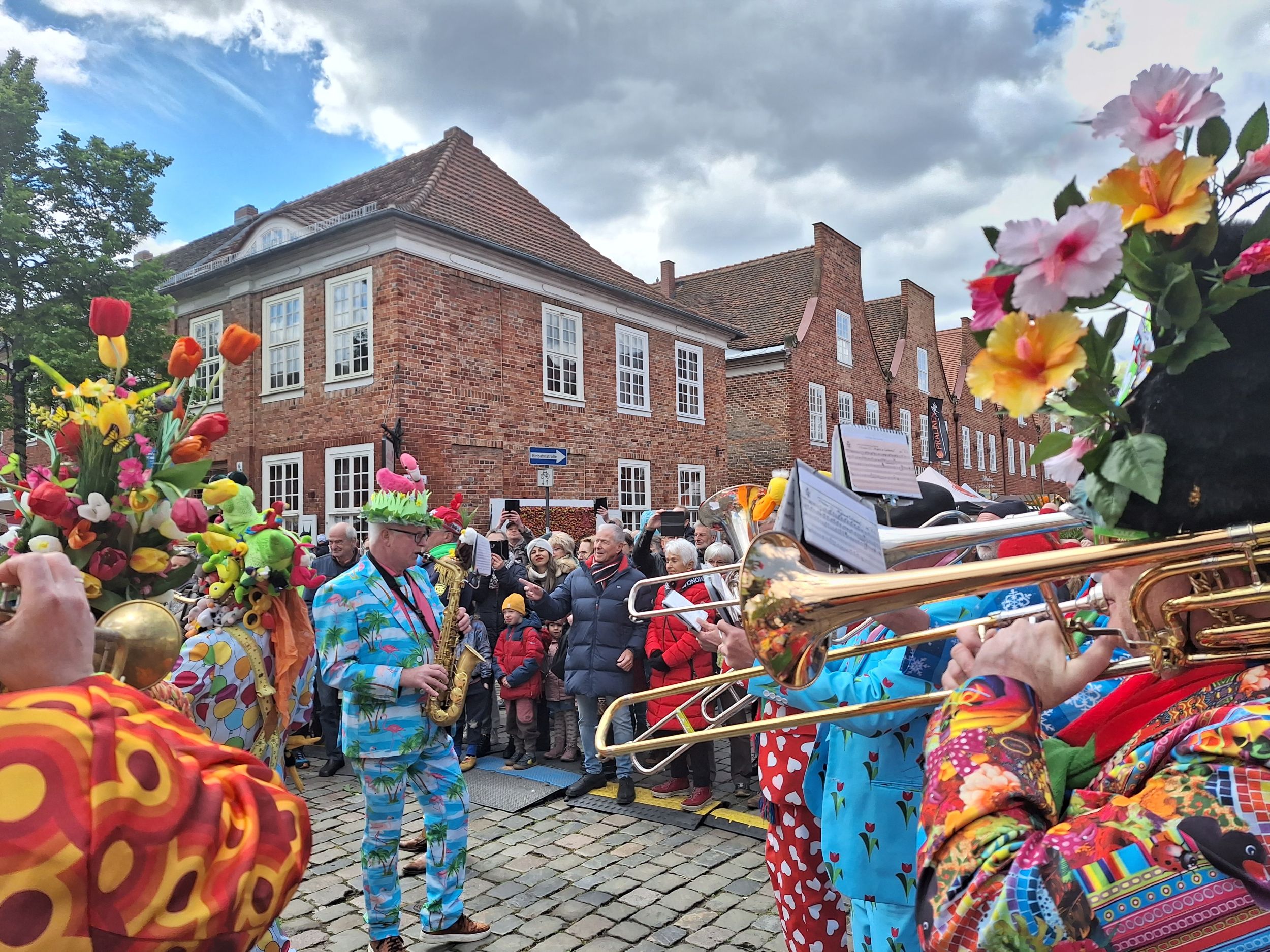 Lustige Straßenmusikanten sorgen im Holländischen Viertel in Potsdam beim 23. Tulpenfest für prächtige Stimmung©Hans-Peter Gaul Lustige Straßenmusikanten sorgen im Holländischen Viertel in Potsdam beim 23. Tulpenfest für prächtige Stimmung©Hans-Peter Gaul
