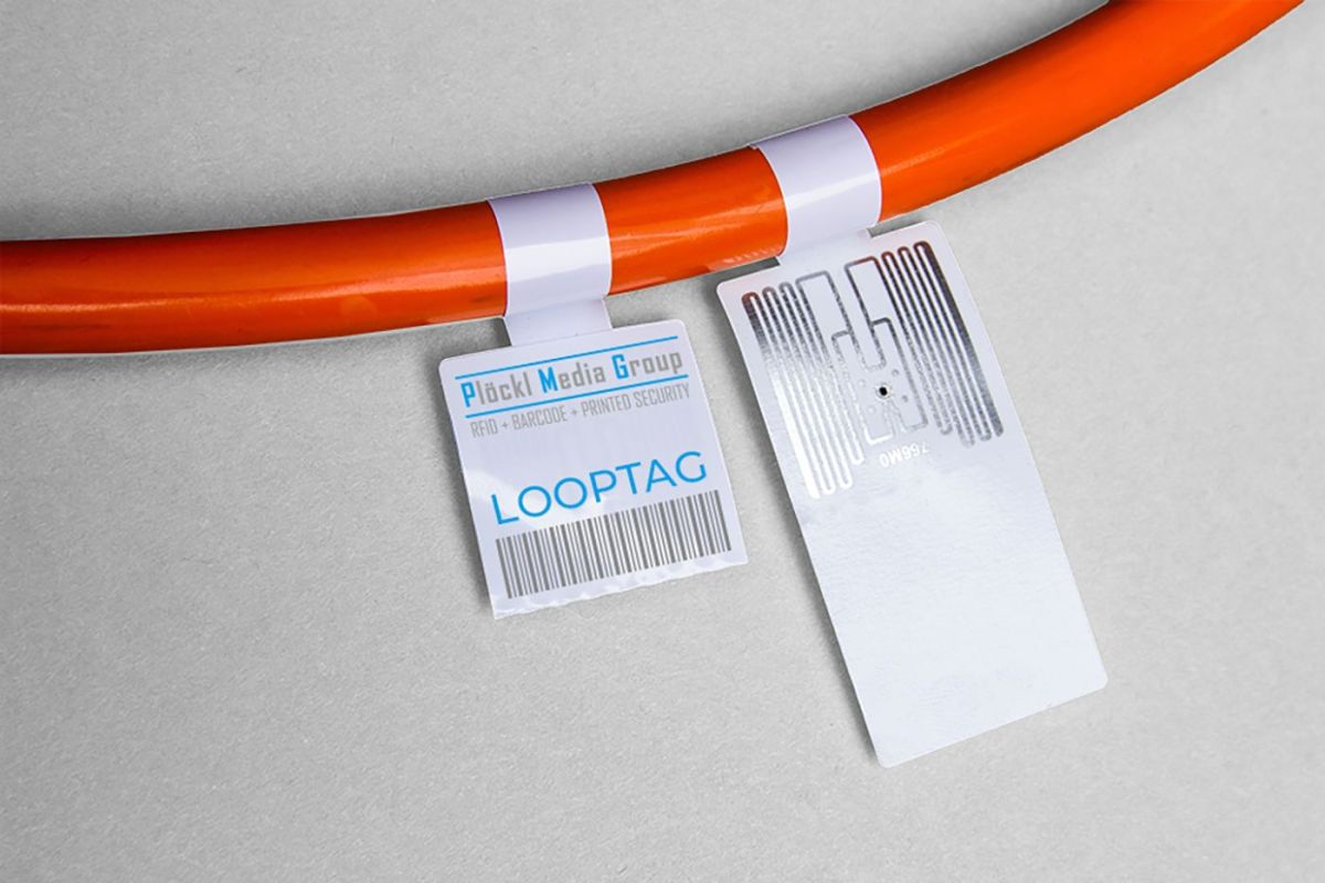 Unser PMG RFID-Looptag an einem Kältemittel-Hochdruckschlauch eines Fahrzeugs (© ) Unser PMG RFID-Looptag an einem Kältemittel-Hochdruckschlauch eines Fahrzeugs (© )