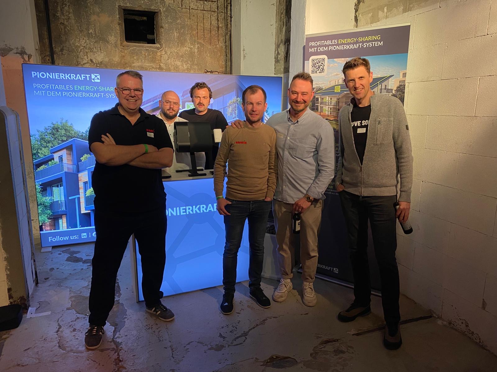 Vertreter von PIONIERKRAFT und enerix beim gemeinsamen Austausch auf dem enerix PowerEvent 2025. (Die Bildrechte liegen bei dem Verfasser der Mitteilung.) Vertreter von PIONIERKRAFT und enerix beim gemeinsamen Austausch auf dem enerix PowerEvent 2025. (Die Bildrechte liegen bei dem Verfasser der Mitteilung.)