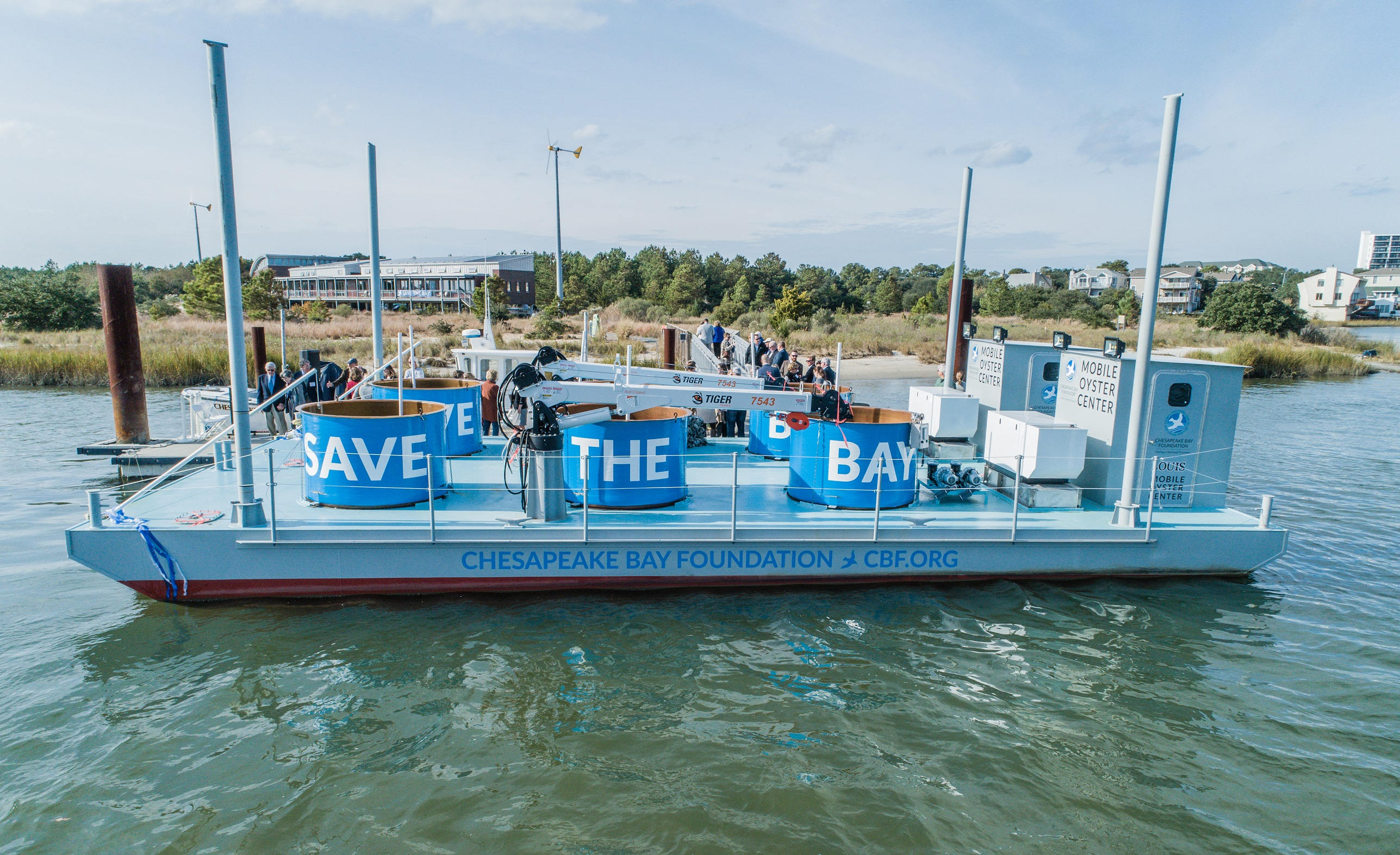 Von dieser schwimmenden Plattform aus werden Milliarden Austern in die Chesapeake Bay gesetzt. (Bildquelle: Chesapeake Bay Foundation) Von dieser schwimmenden Plattform aus werden Milliarden Austern in die Chesapeake Bay gesetzt. (Bildquelle: Chesapeake Bay Foundation)