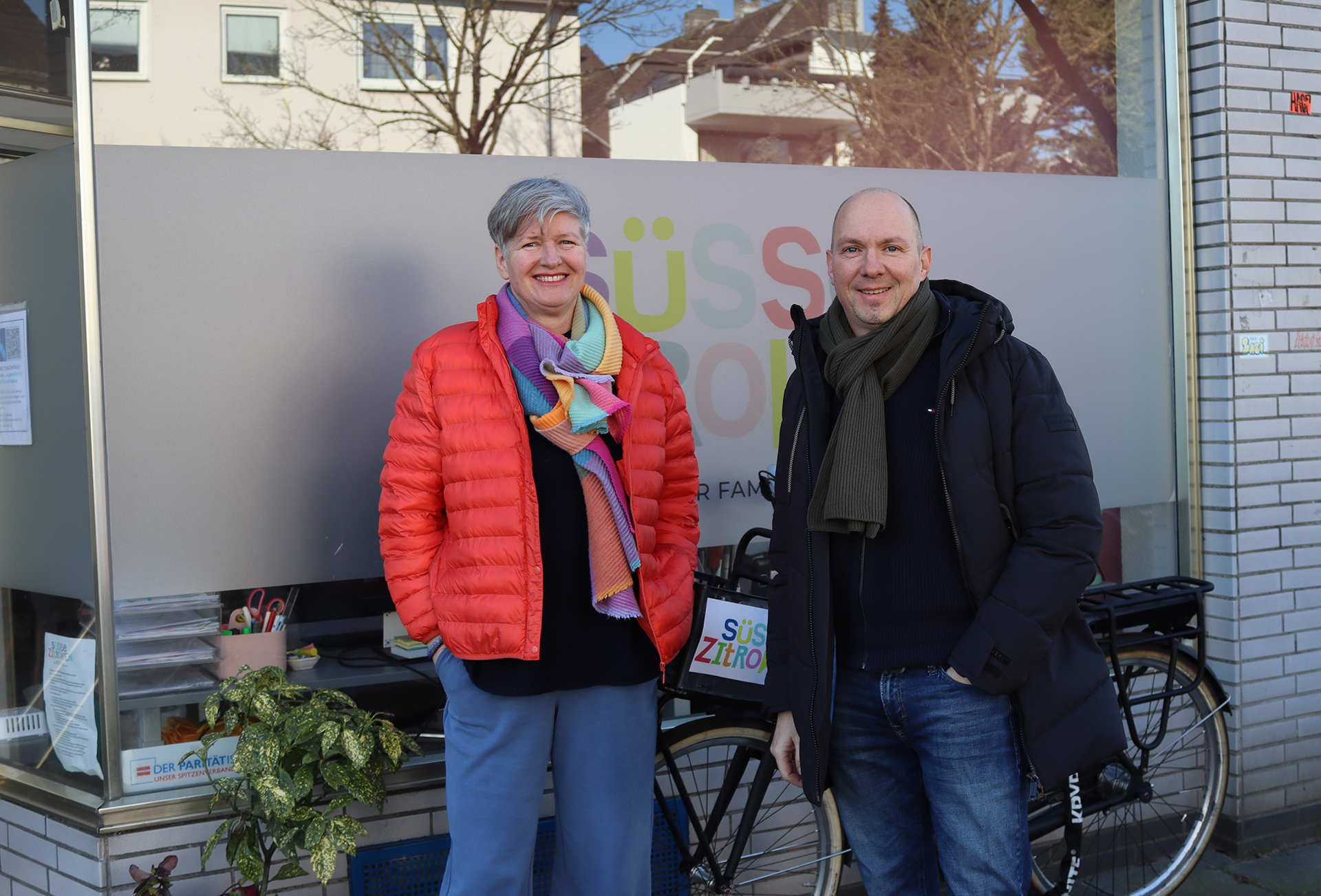 Mike Gahn beim Verein"Süße Zitronen e.V." mit Dipl.-Psychologin A. Geißler-Wölfle (Die Bildrechte liegen bei dem Verfasser der Mitteilung.) Mike Gahn beim Verein"Süße Zitronen e.V." mit Dipl.-Psychologin A. Geißler-Wölfle (Die Bildrechte liegen bei dem Verfasser der Mitteilung.)