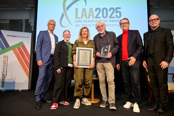 vlnr: A. Juenger, Judith Muster (Laudatio), Nicole Bußmann, Fritz B. Simon, G. Kulhavy, Andreas Buhr (Bildquelle: @managerséminare/Lucas Heinz)