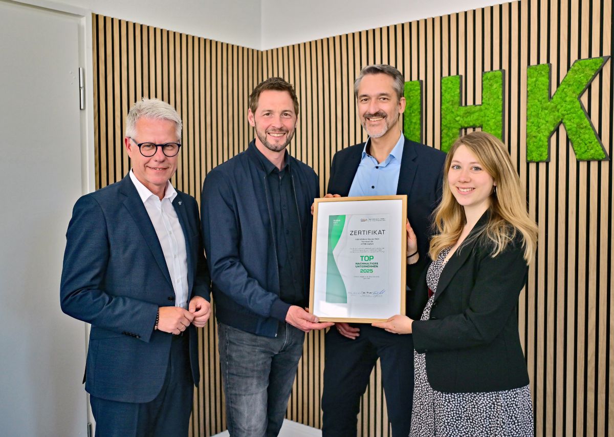 Jürgen Steinmetz (IHK, l.), Dieter Könnes (ROBIN GUT), Frank Mutschke (DGQA) und Coco Büsing  (© IHK Mittlerer Niederrhein)