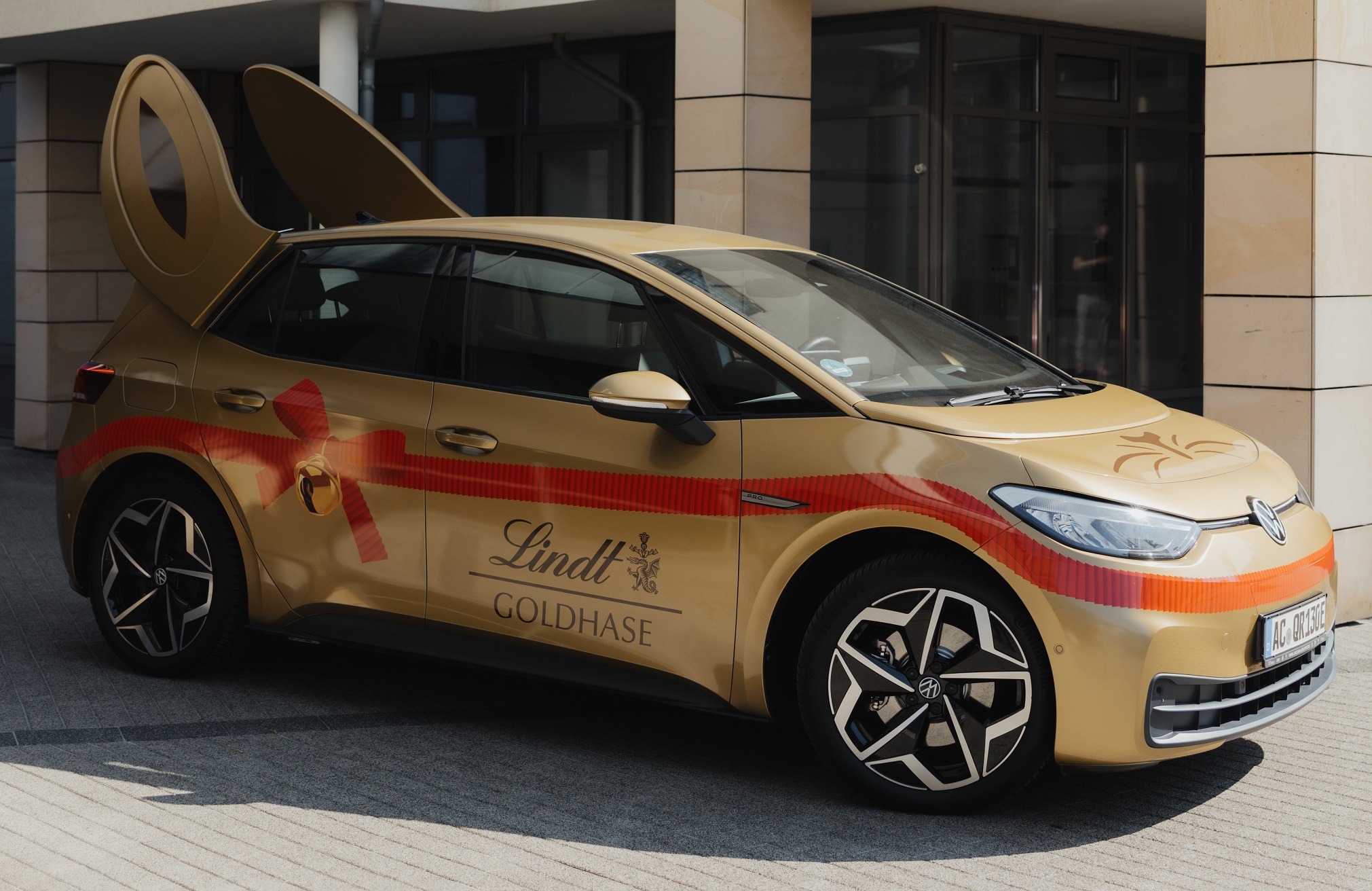 Das Goldhasen-Auto kommt zum ALEXA (Berlin) (Bildquelle: Lindt)