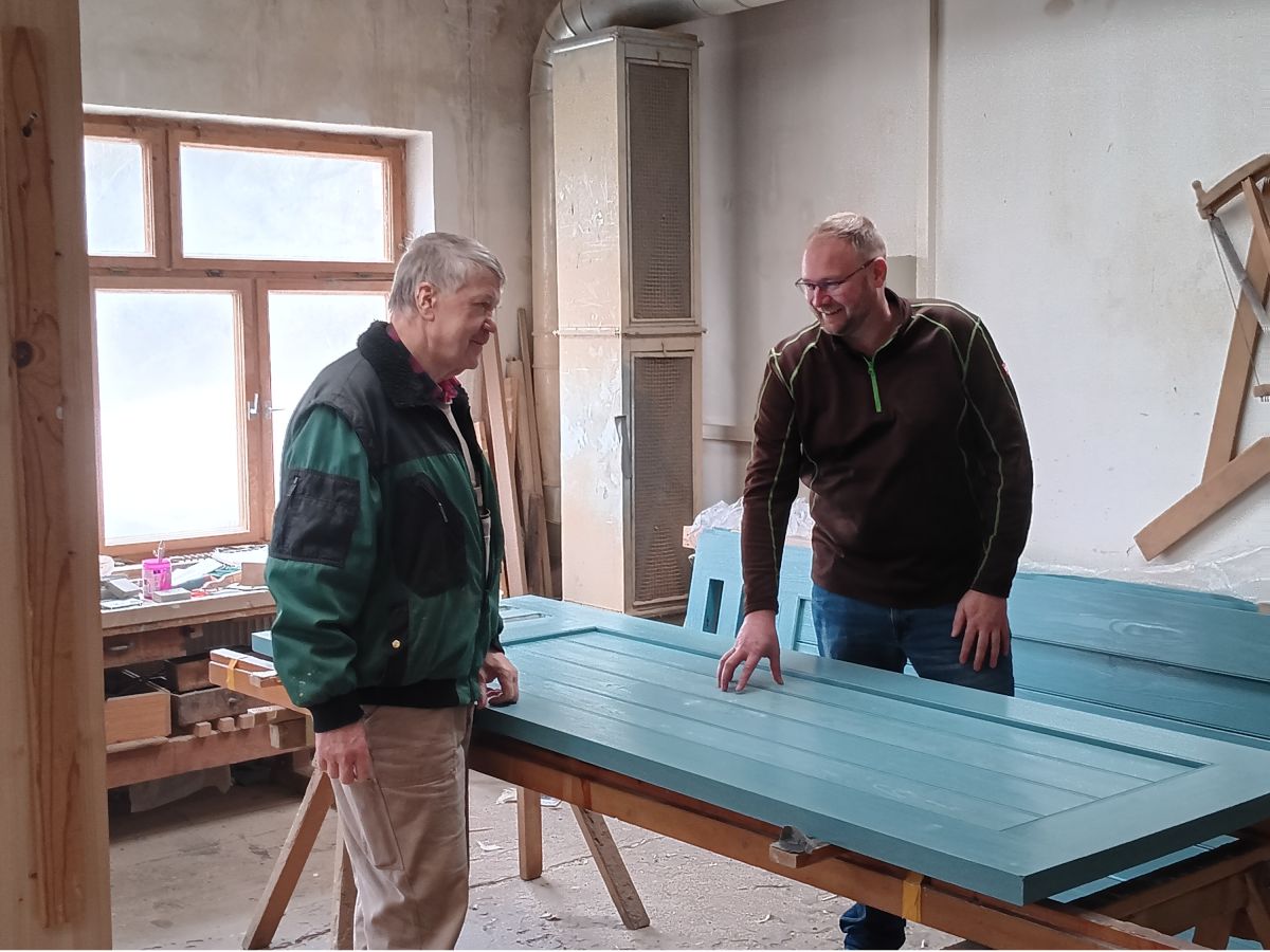 Begutachtung des Ergebnisses einer speziellen Lackiertechnik (Maserierung)  (© Andreas Eichhorn)