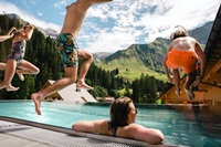 Kühle Erfrischung im Infinitypool (Berghaus Schröcken)