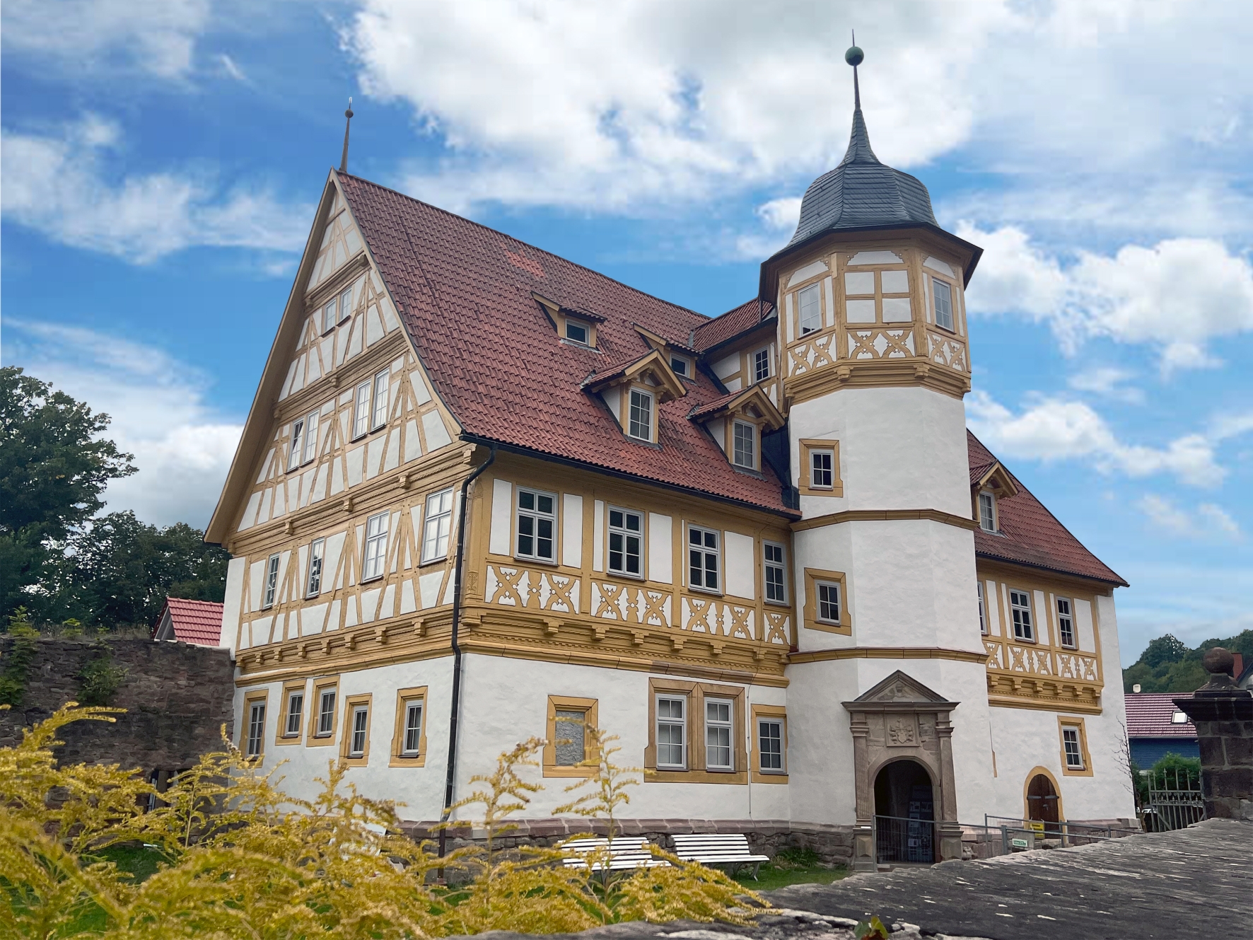 Seit Abschluss der Sanierungsabreiten erstrahlt das Wasunger Damenstift wieder in besonderem Glanz (Foto: maxit). Seit Abschluss der Sanierungsabreiten erstrahlt das Wasunger Damenstift wieder in besonderem Glanz (Foto: maxit).