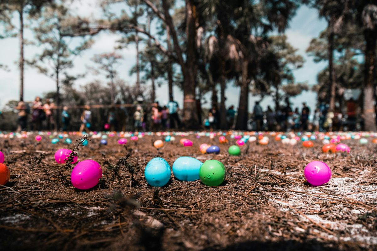 Auch für die Ostereiersuche im Park gelten Regeln (© Jason Jarrach by unsplash) Auch für die Ostereiersuche im Park gelten Regeln (© Jason Jarrach by unsplash)