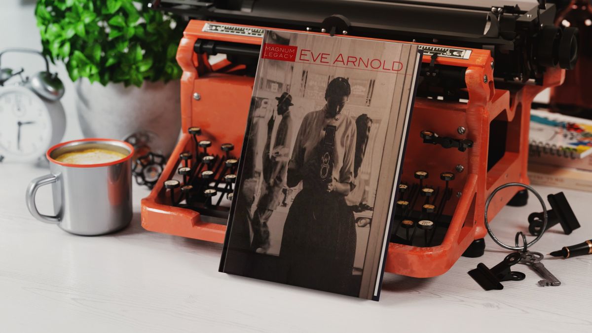 Eve Arnold mit Rolleiflex - ein stilles Vermächtnis zwischen Beobachtung, Würde und der Wahrheit. (© DREIFISCH) Eve Arnold mit Rolleiflex - ein stilles Vermächtnis zwischen Beobachtung, Würde und der Wahrheit. (© DREIFISCH)