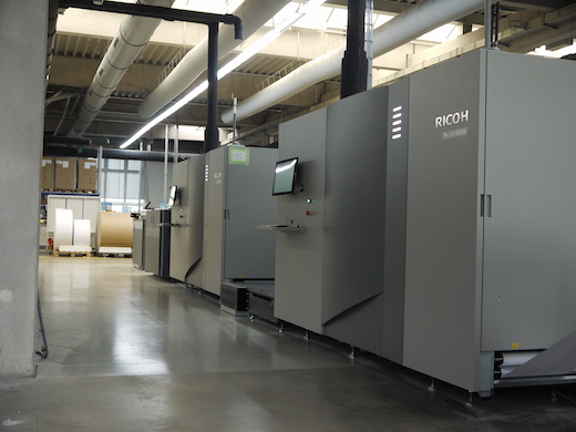 Highspeed-Inkjet-Rollendruck im Paragon-Druckzentrum in Weingarten (Die Bildrechte liegen bei dem Verfasser der Mitteilung.)