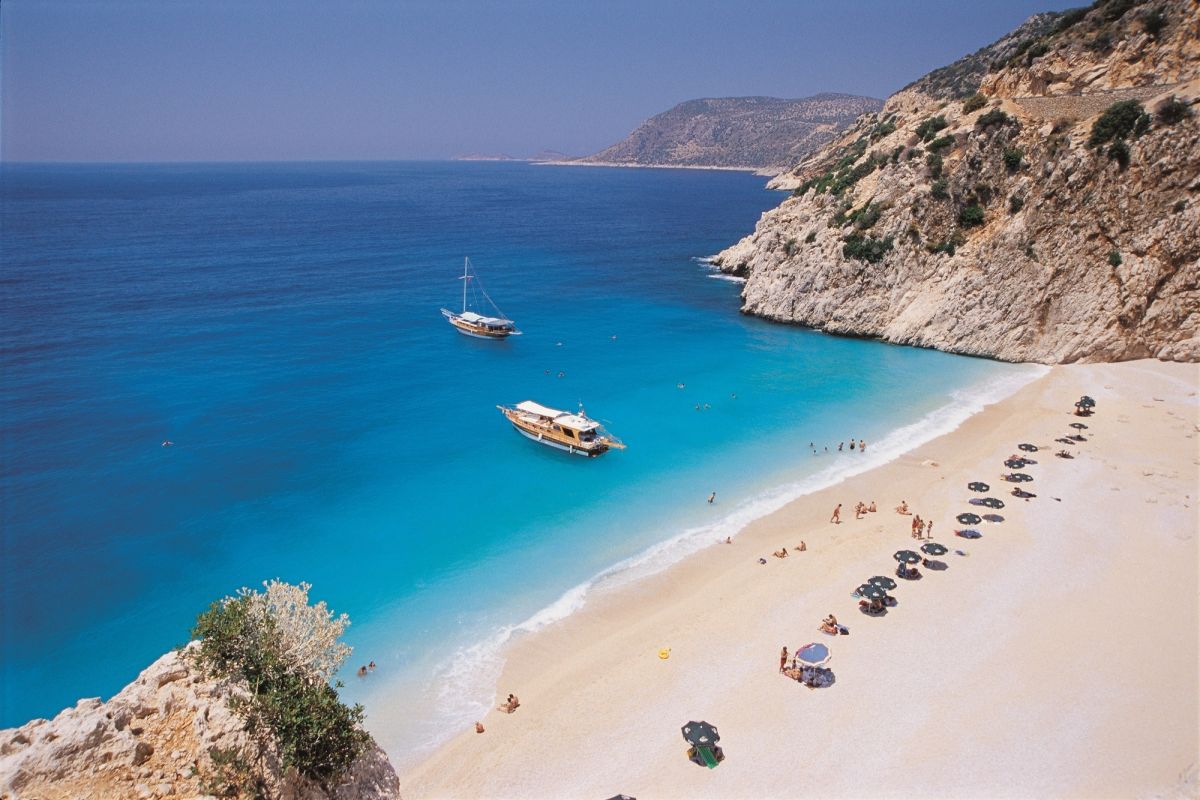 Antalya- Kaputa? Beach (© GoTurkiye) Antalya- Kaputa? Beach (© GoTurkiye)