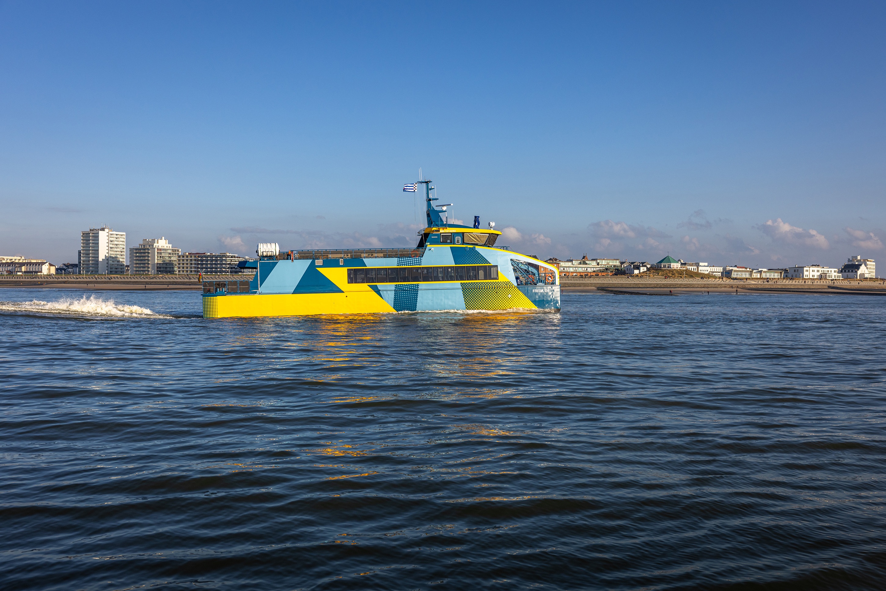 CO?-neutral in rund 30 Minuten nach Norderney - das geht ab sofort mit dem neuen Elektrokatamaran der AG Reederei Norden-Frisia. CO?-neutral in rund 30 Minuten nach Norderney - das geht ab sofort mit dem neuen Elektrokatamaran der AG Reederei Norden-Frisia.