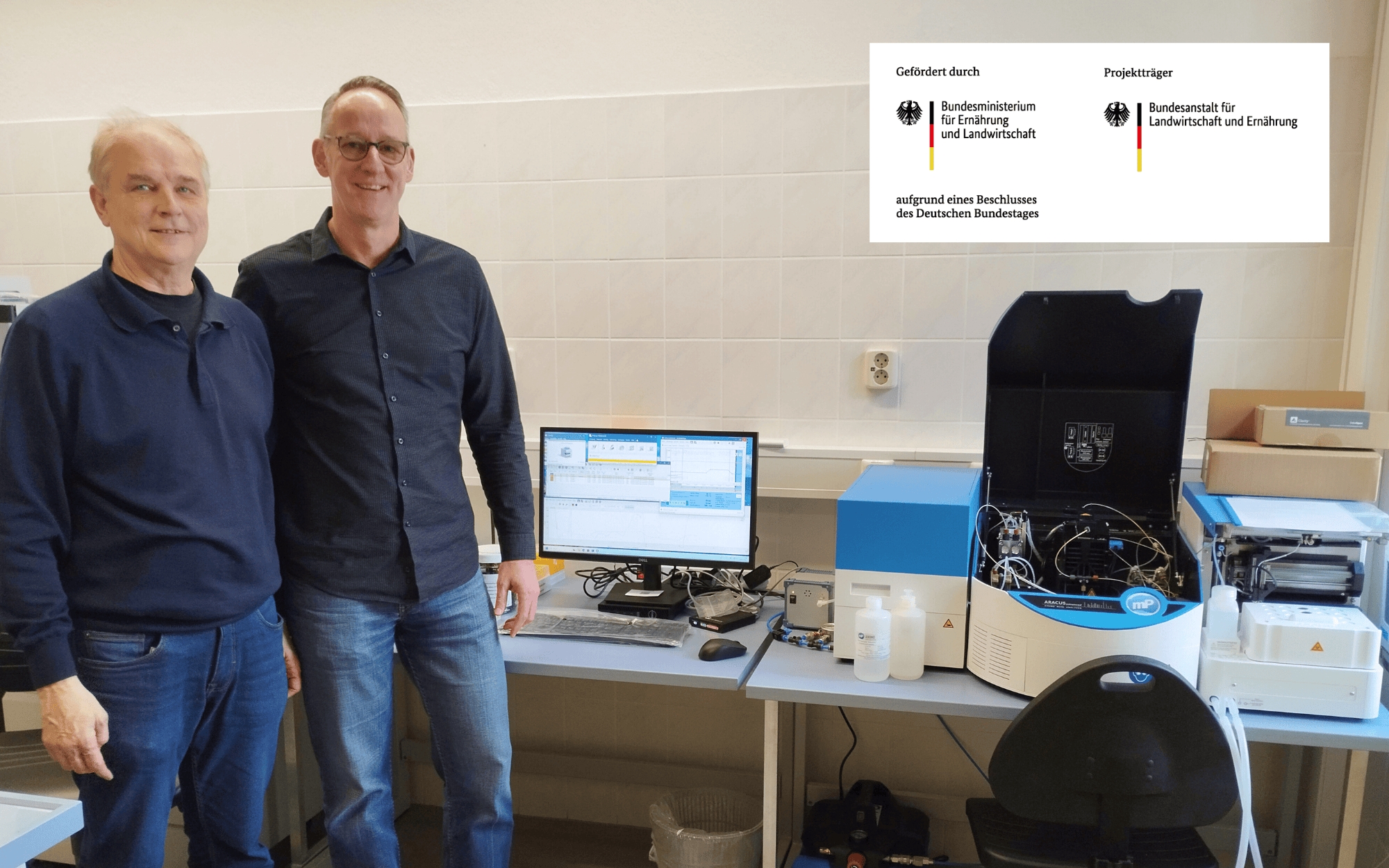 Dr. Alexander Angersbach und Dr.-Ing. Habil. Oliver Schlüter vor dem Aminosäureanalysator ARACUS (Die Bildrechte liegen bei dem Verfasser der Mitteilung.)