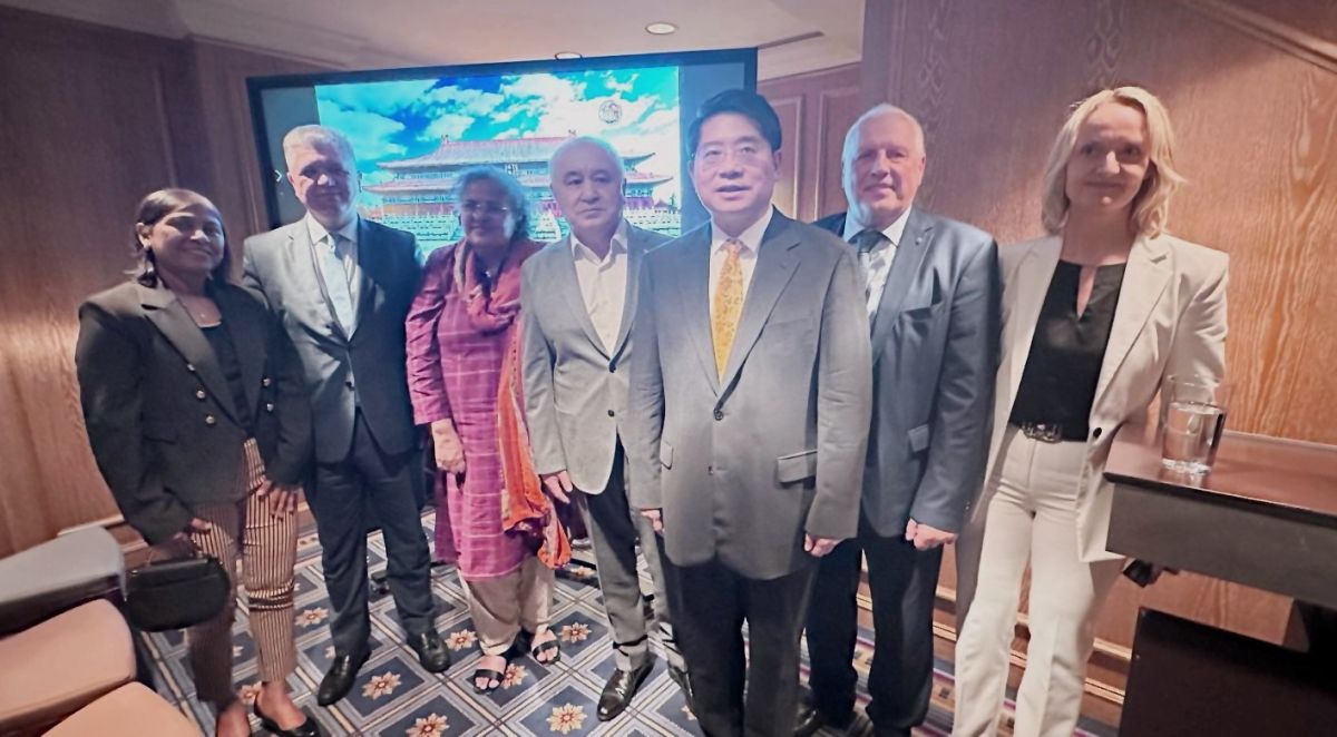 Botschafterrunde im Capital Club mit Angelika Pachl-Mix, Chairman Trempel und Botschafter Deng (© China Forum Berlin) Botschafterrunde im Capital Club mit Angelika Pachl-Mix, Chairman Trempel und Botschafter Deng (© China Forum Berlin)