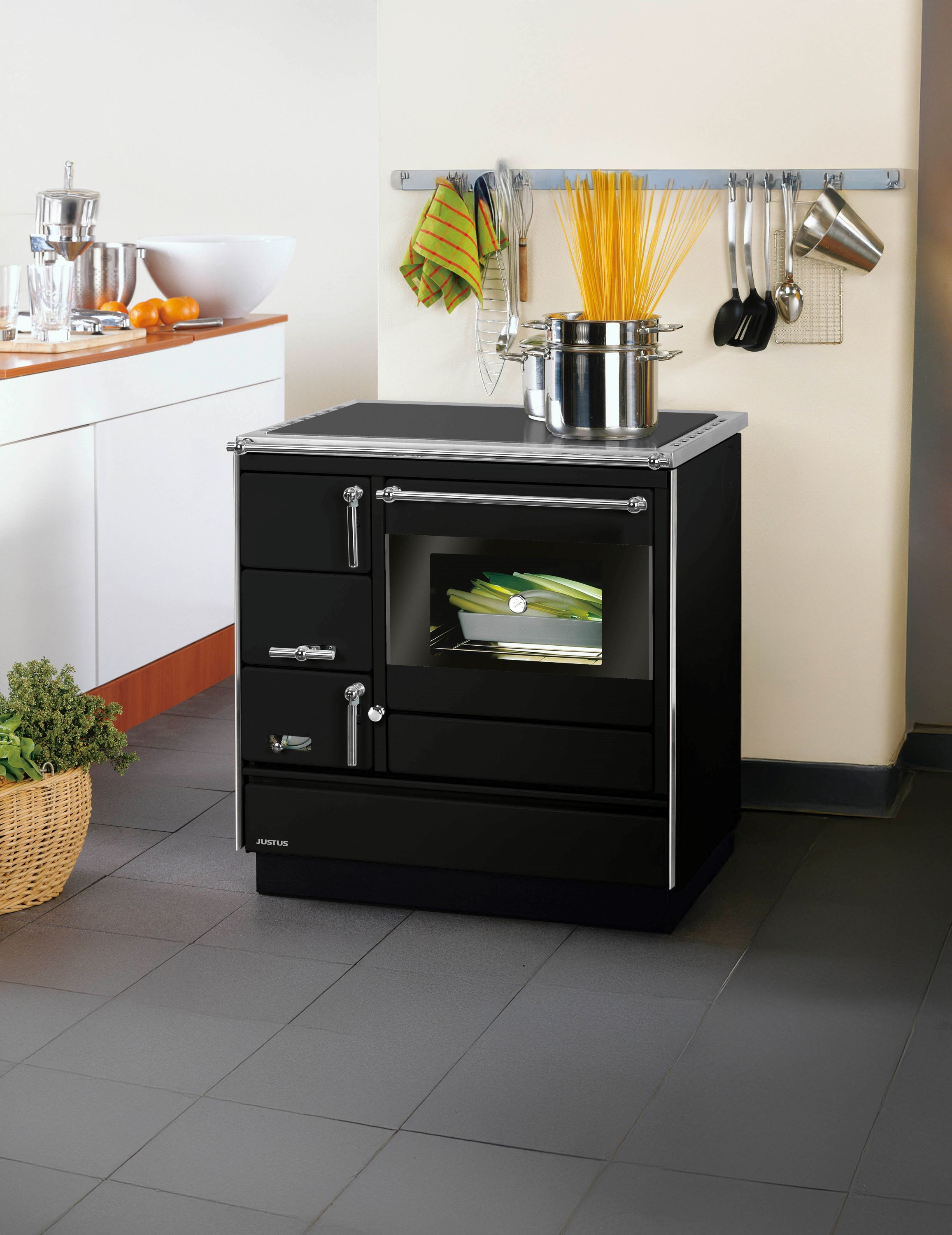 Ob Wohnküche, Wochenendhaus oder Jagdhütte–unabhängig Heizen und Kochen mit Holz (Die Bildrechte liegen bei dem Verfasser der Mitteilung.) Ob Wohnküche, Wochenendhaus oder Jagdhütte–unabhängig Heizen und Kochen mit Holz (Die Bildrechte liegen bei dem Verfasser der Mitteilung.)