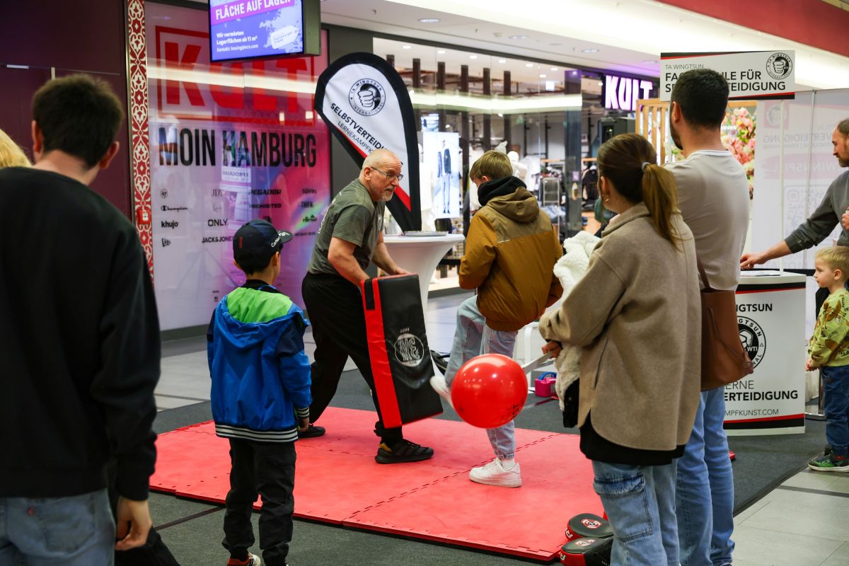 Aktiv dabei - Besucher schlendern in der Hamburger Meile und probieren sich an Mitmachaktionen aus. (© TA WingTsun Hamburg) Aktiv dabei - Besucher schlendern in der Hamburger Meile und probieren sich an Mitmachaktionen aus. (© TA WingTsun Hamburg)