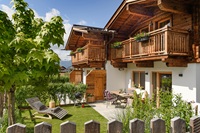 Blick auf die Chalets im Sommer (c) Foto Atelier Wolkersdorfer (Zillertaler Hofchalets) Blick auf die Chalets im Sommer (c) Foto Atelier Wolkersdorfer (Zillertaler Hofchalets)