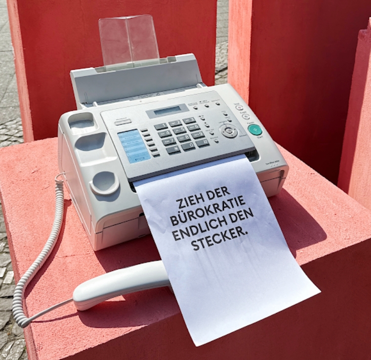 Faxgeräte gegen Bürokratie auf Berliner Straßen (Bildquelle: FINOM) Faxgeräte gegen Bürokratie auf Berliner Straßen (Bildquelle: FINOM)