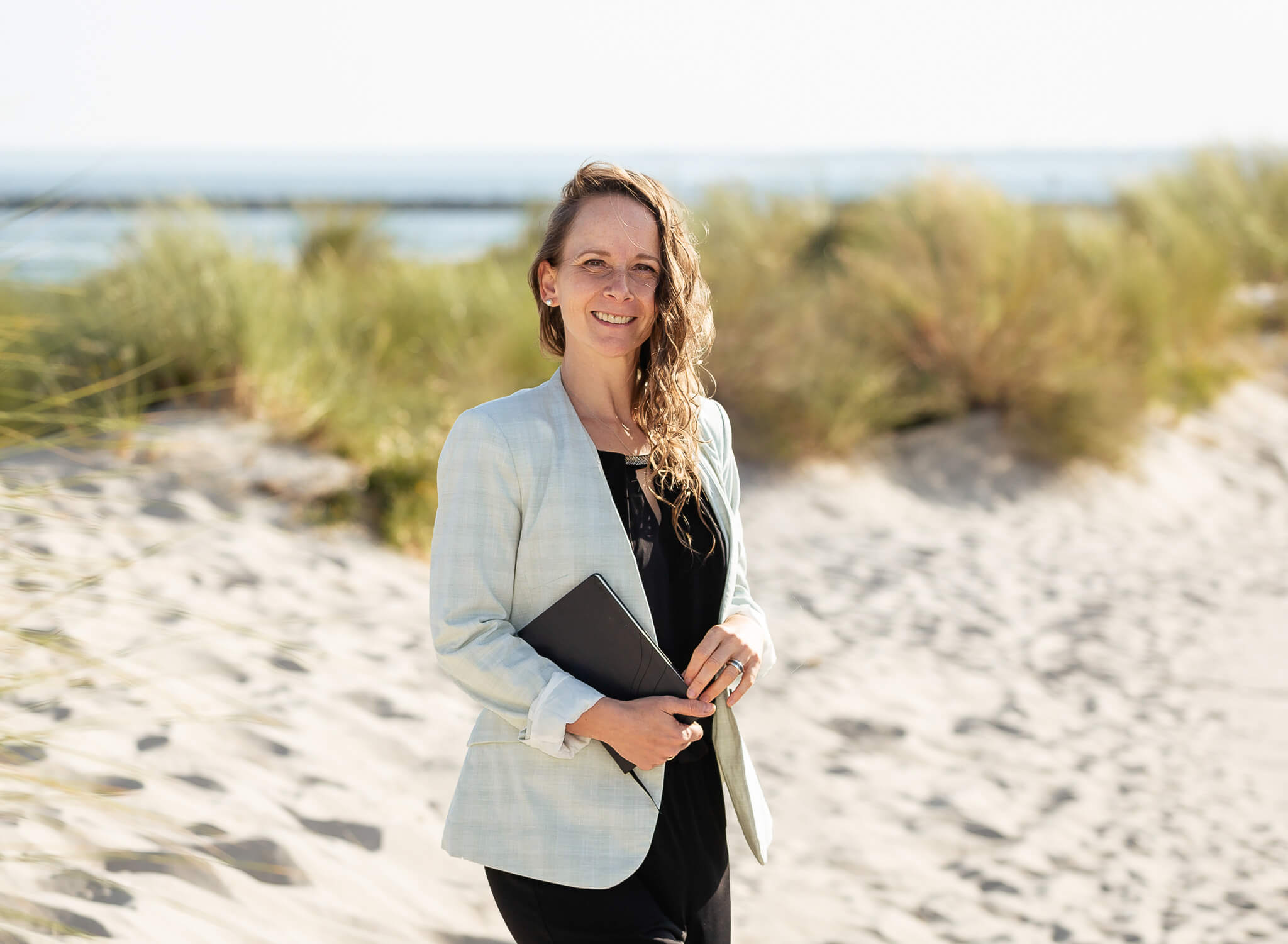 Doreen Bräun am Ostseestrand - Ihre Traurednerin für unvergessliche Momente beim Heiraten am Strand. Doreen Bräun am Ostseestrand - Ihre Traurednerin für unvergessliche Momente beim Heiraten am Strand.