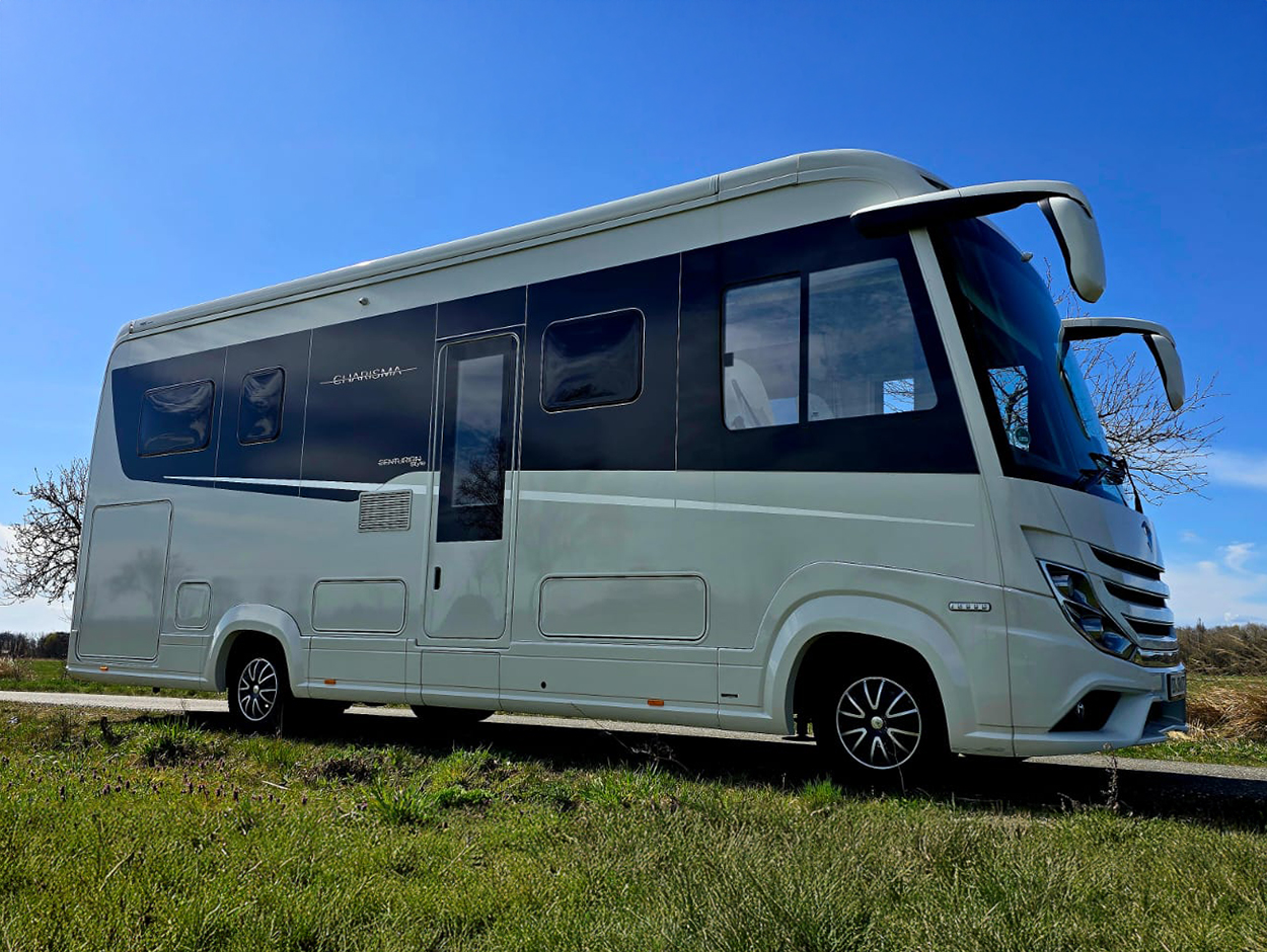 Queen Elizabeth ist unser luxuriösestes Reisemobil - gemacht für alle, die unterwegs keine Kompromisse eingehen wollen. Queen Elizabeth ist unser luxuriösestes Reisemobil - gemacht für alle, die unterwegs keine Kompromisse eingehen wollen.