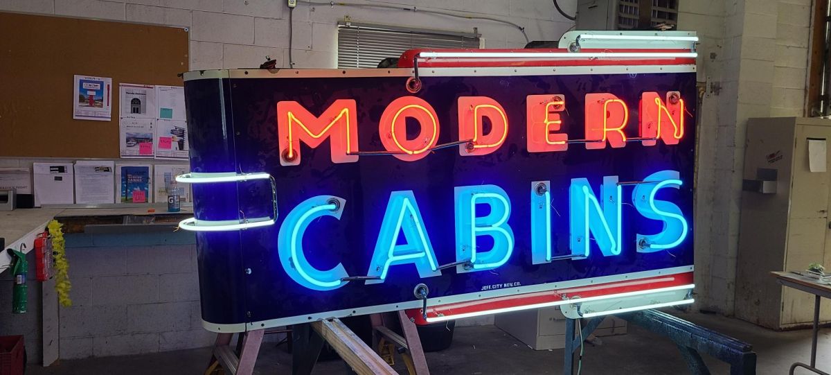 Das Bild zeigt ein altes Neonschild mit der Aufschrift Das Bild zeigt ein altes Neonschild mit der Aufschrift
