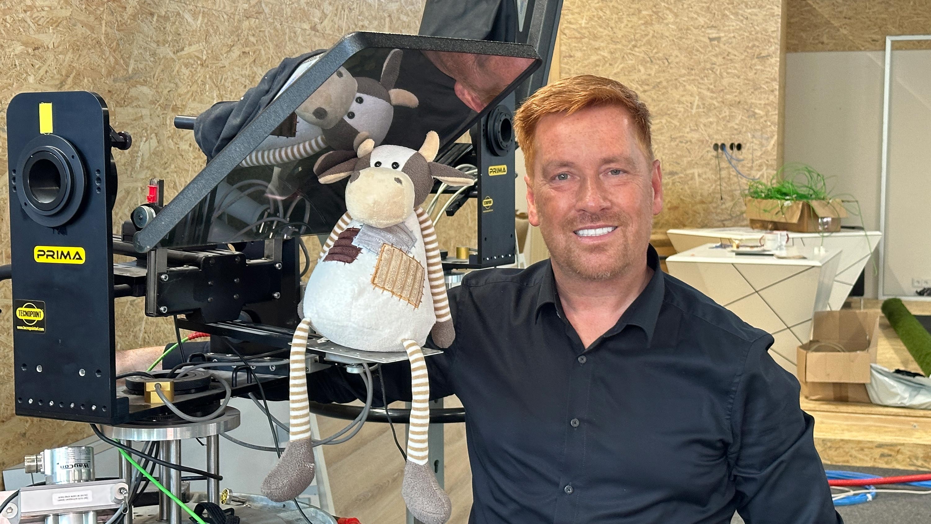 Kurz vor Sendestart: Geschäftsführer Kay Zimmer mit"Trude Kuh" auf der Studiobaustelle (Die Bildrechte liegen bei dem Verfasser der Mitteilung.)