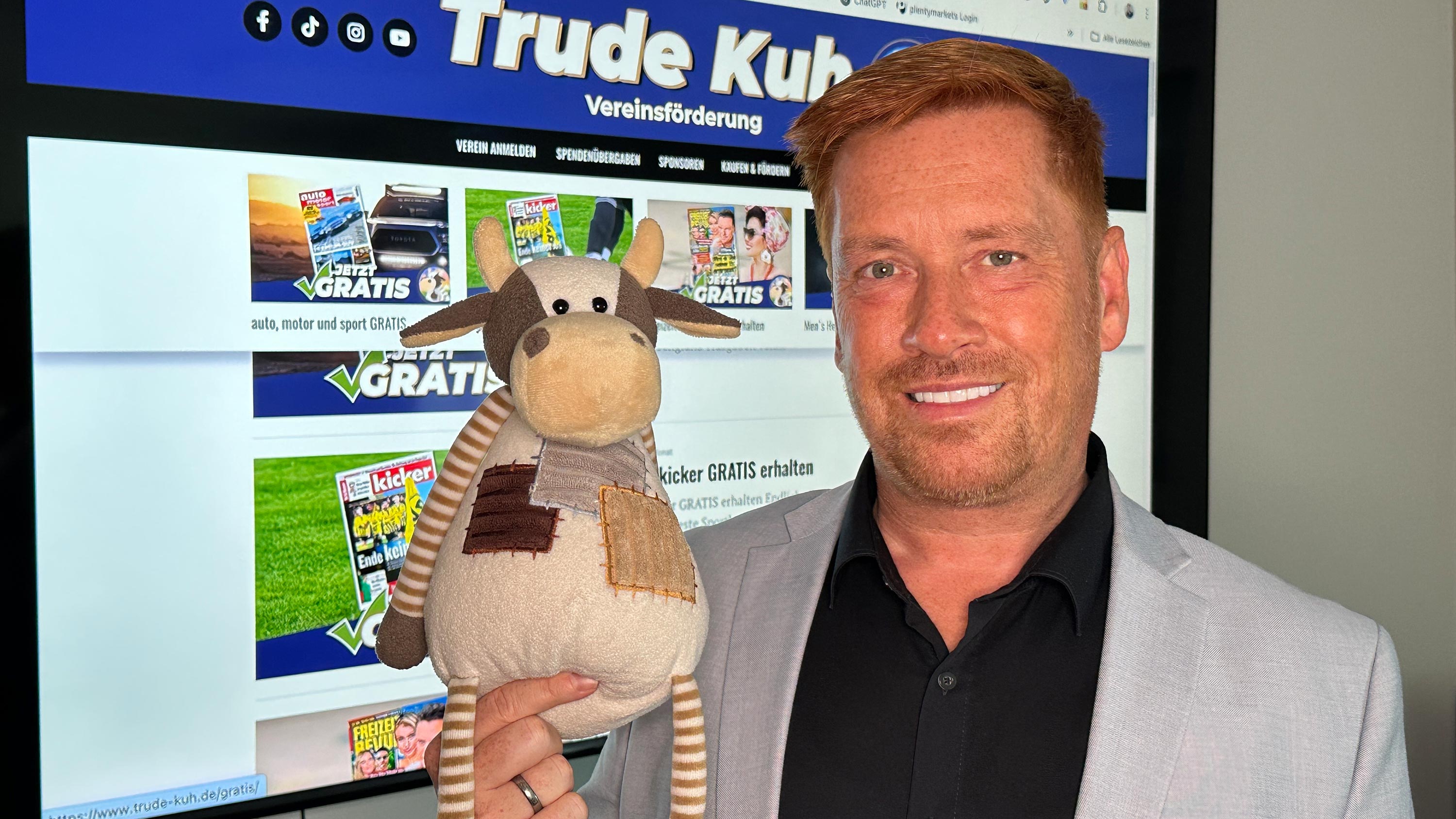 Kay Zimmer und"Trude Kuh" präsentieren die neue"Gratis-Rubrik" für die Community (Die Bildrechte liegen bei dem Verfasser der Mitteilung.) Kay Zimmer und"Trude Kuh" präsentieren die neue"Gratis-Rubrik" für die Community (Die Bildrechte liegen bei dem Verfasser der Mitteilung.)