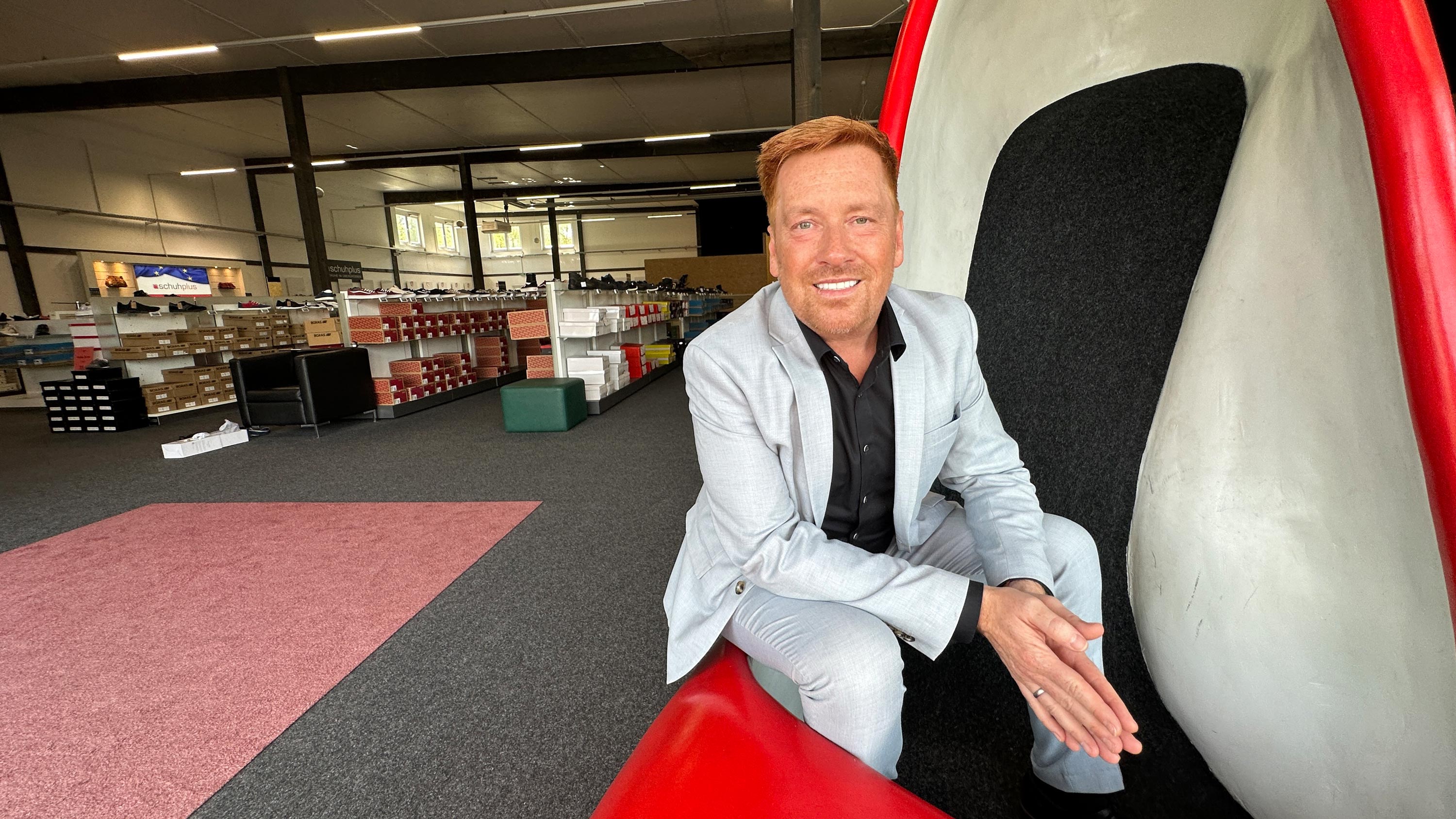 Seitüber 23 Jahren auf große Schuhe fokussiert: Firmengründer Kay Zimmer, Chef von schuhplus (Die Bildrechte liegen bei dem Verfasser der Mitteilung.) Seitüber 23 Jahren auf große Schuhe fokussiert: Firmengründer Kay Zimmer, Chef von schuhplus (Die Bildrechte liegen bei dem Verfasser der Mitteilung.)