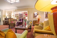 Entspannen in der eleganten Lobby (Hotel KAISERHOF Wien) Entspannen in der eleganten Lobby (Hotel KAISERHOF Wien)