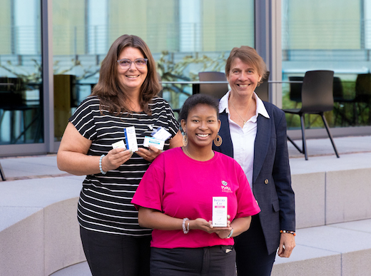 Tanja Hock (links) mit ihrer Adoptivtochter Fifaliana und Maike Petersen von InfectoPharm (Die Bildrechte liegen bei dem Verfasser der Mitteilung.) Tanja Hock (links) mit ihrer Adoptivtochter Fifaliana und Maike Petersen von InfectoPharm (Die Bildrechte liegen bei dem Verfasser der Mitteilung.)