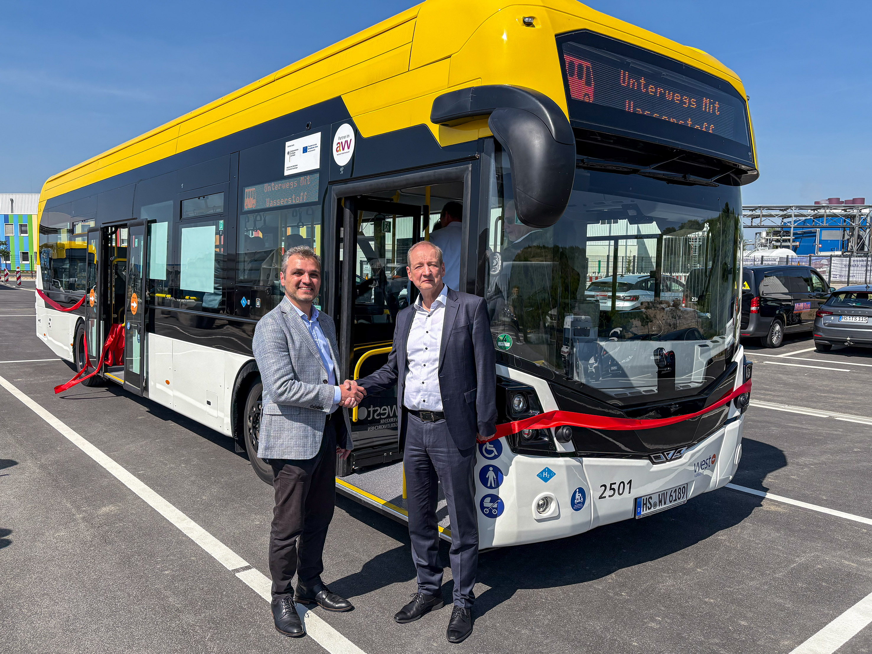 WestVerkehr-Geschäftsführer Udo Winkens (r.) und der MD Europe Buses von Wrightbus, Erhan Eren. (Bildquelle:©Wrightbus) WestVerkehr-Geschäftsführer Udo Winkens (r.) und der MD Europe Buses von Wrightbus, Erhan Eren. (Bildquelle:©Wrightbus)