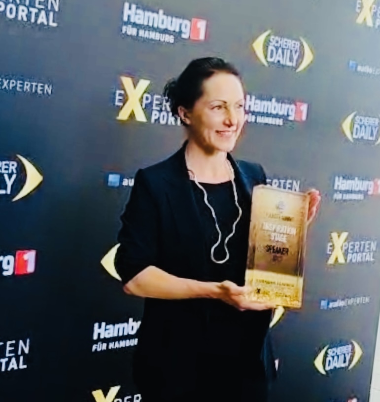 Mirjam Sandlos mit Speaker-Award Founder Summit 2025 (Die Bildrechte liegen bei dem Verfasser der Mitteilung.)