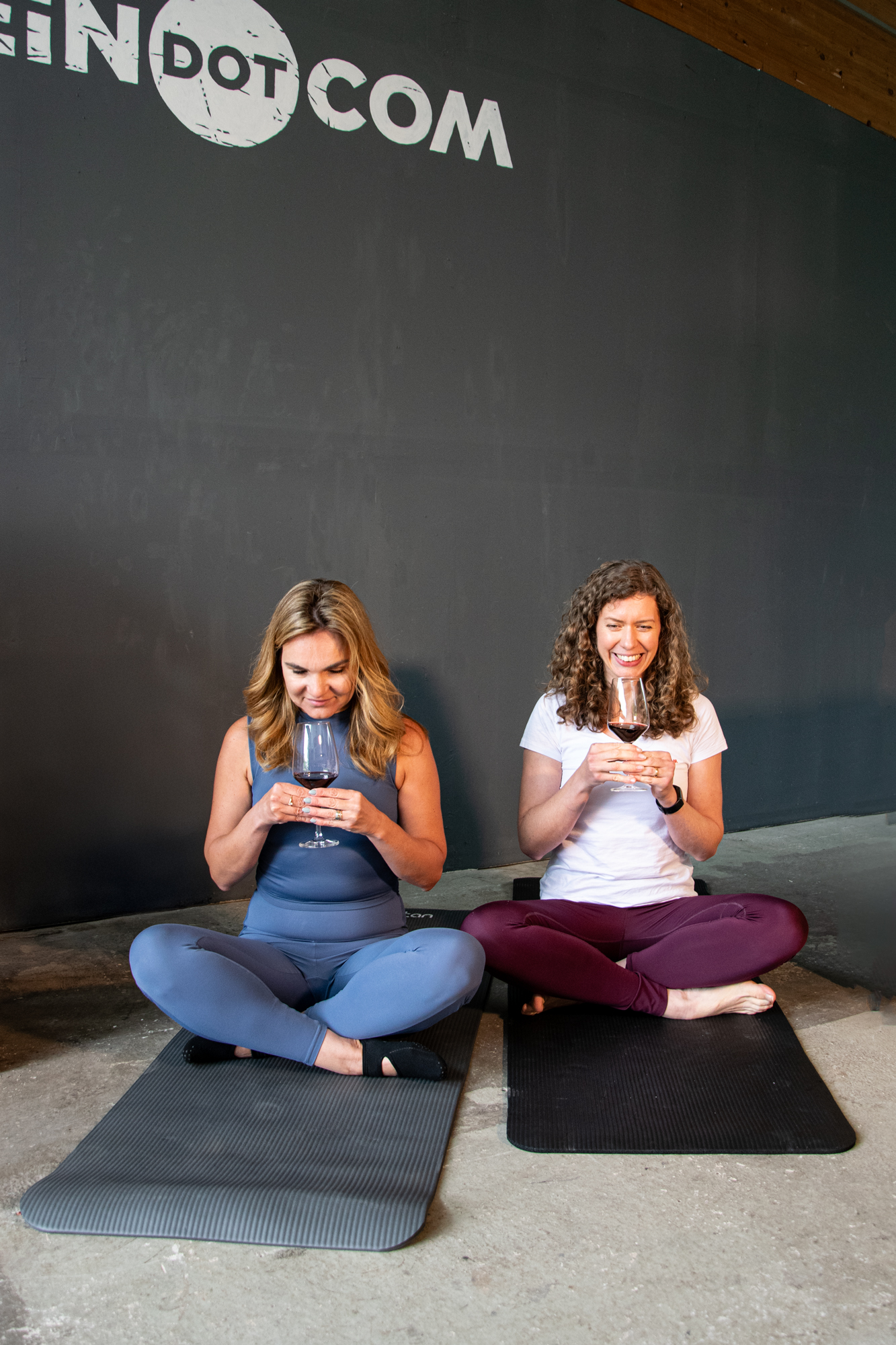 Katja von WEiNDOTCOM & Desi von Desi-Fit versanstalten das erste Weinyoga in Augsburg und haben sichtlich Spaß