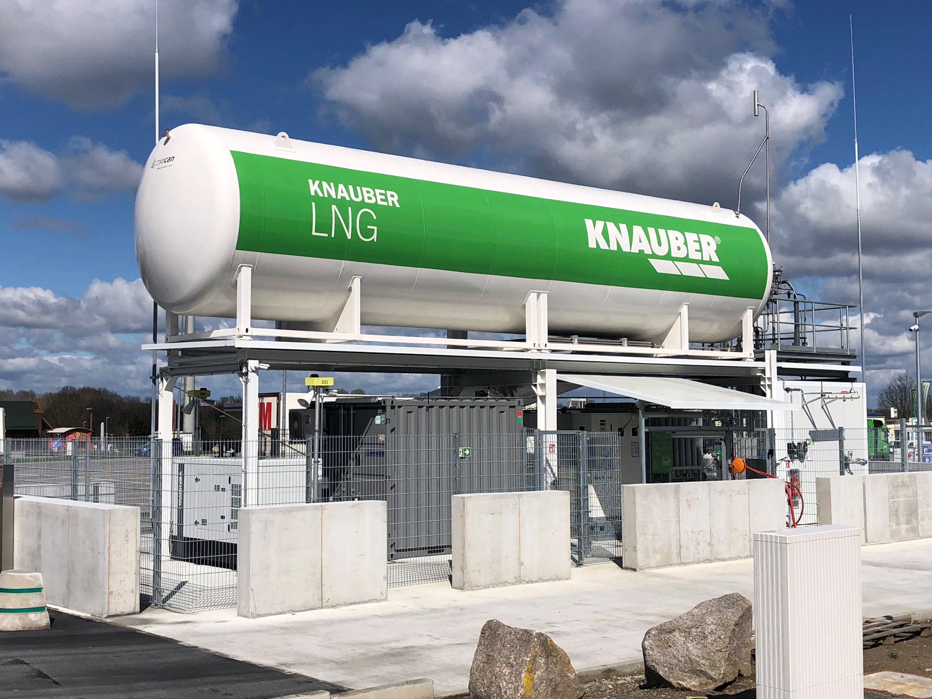 Verbio und die Knauber Gas haben eine Kooperation zur Cross-Akzeptanz ihrer Tankkarten geschlossen. (Die Bildrechte liegen bei dem Verfasser der Mitteilung.) Verbio und die Knauber Gas haben eine Kooperation zur Cross-Akzeptanz ihrer Tankkarten geschlossen. (Die Bildrechte liegen bei dem Verfasser der Mitteilung.)