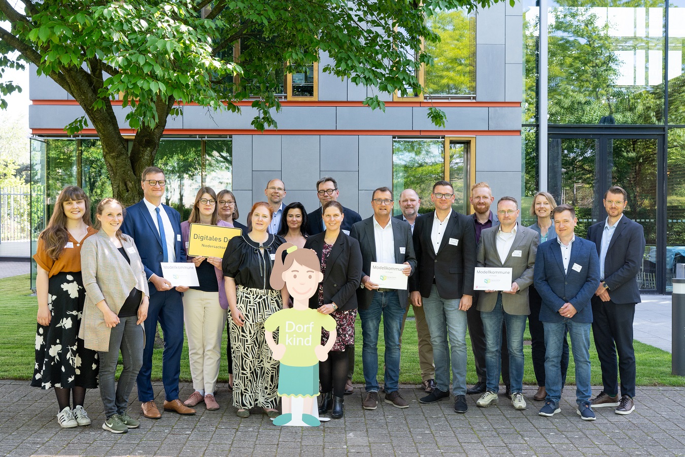 Digitale Dörfer Niedersachsen: Regionalentwicklungsministerin Osigus, Vertretende aus den Modellkommunen und das Projektteam