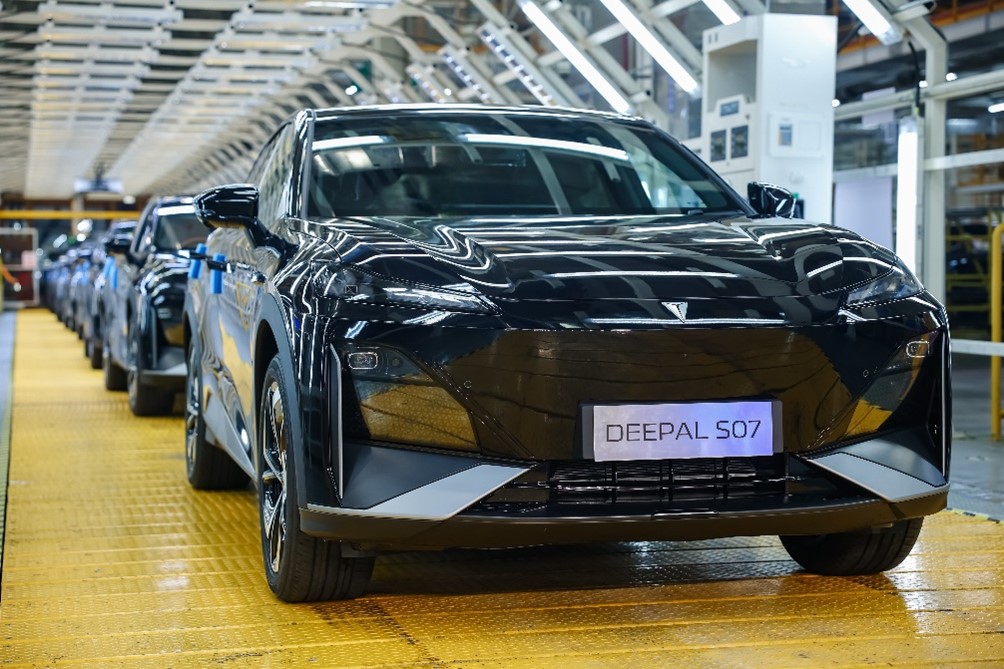   Der Changan Deepal S07 auf der Produktionslinie im hochmodernen Werk in Nanjing, bereit für den Ex