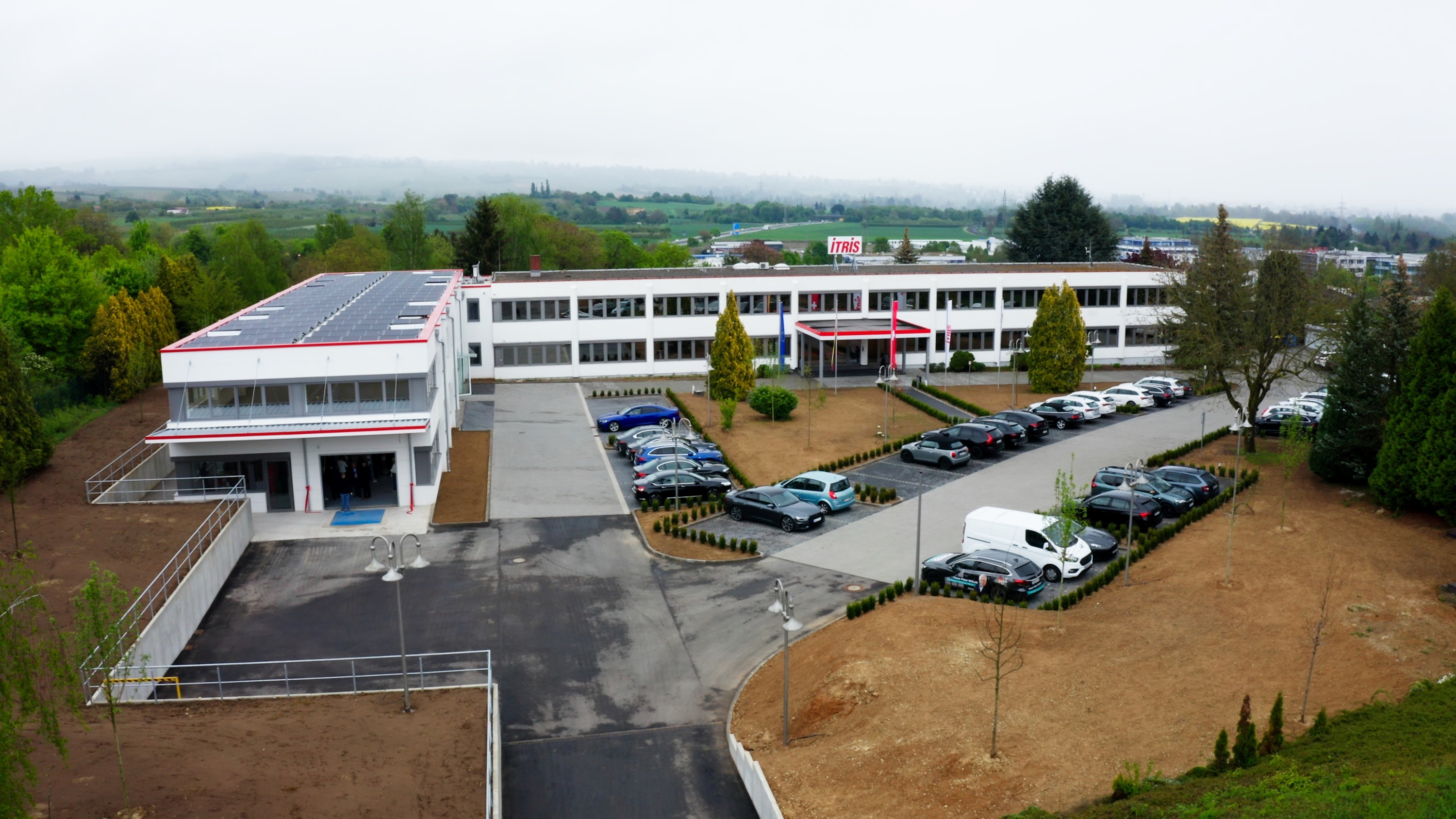 Firmenzentrale mit angrenzendem neuen Logistikzentrum (Die Bildrechte liegen bei dem Verfasser der Mitteilung.) Firmenzentrale mit angrenzendem neuen Logistikzentrum (Die Bildrechte liegen bei dem Verfasser der Mitteilung.)